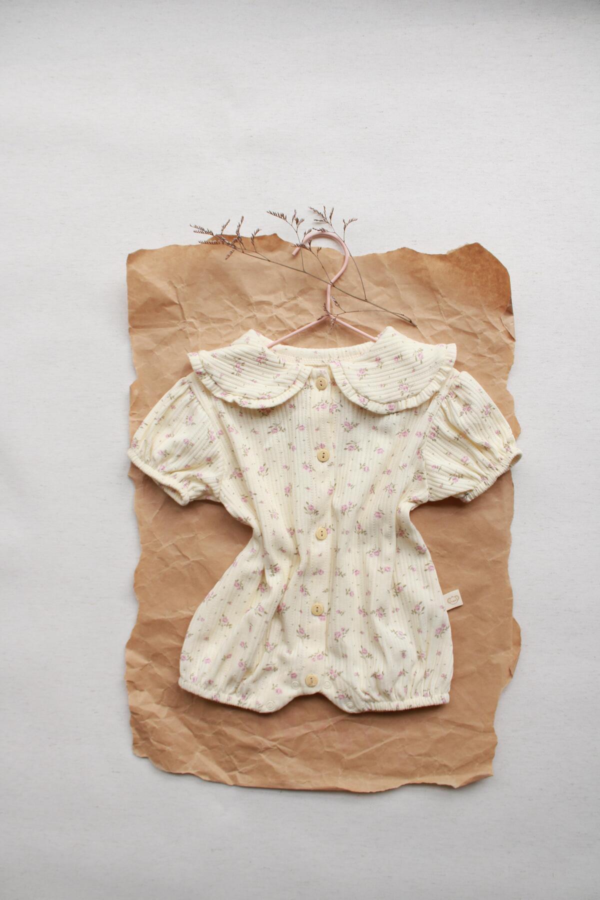 OhlalaKoala Pembe Çiçek Düğmeli Tulum fotoğrafı 3 (önizleme)