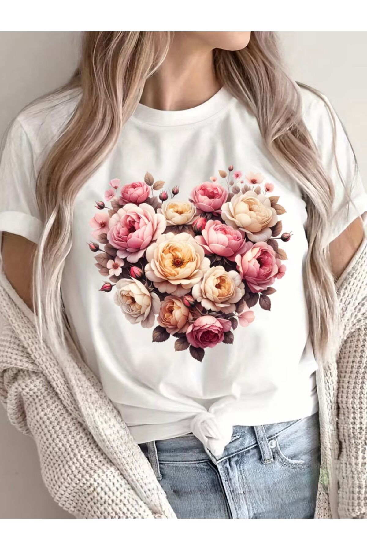 herkesemoda Detaljan print cveća u obliku srca Osnovni T-shirt