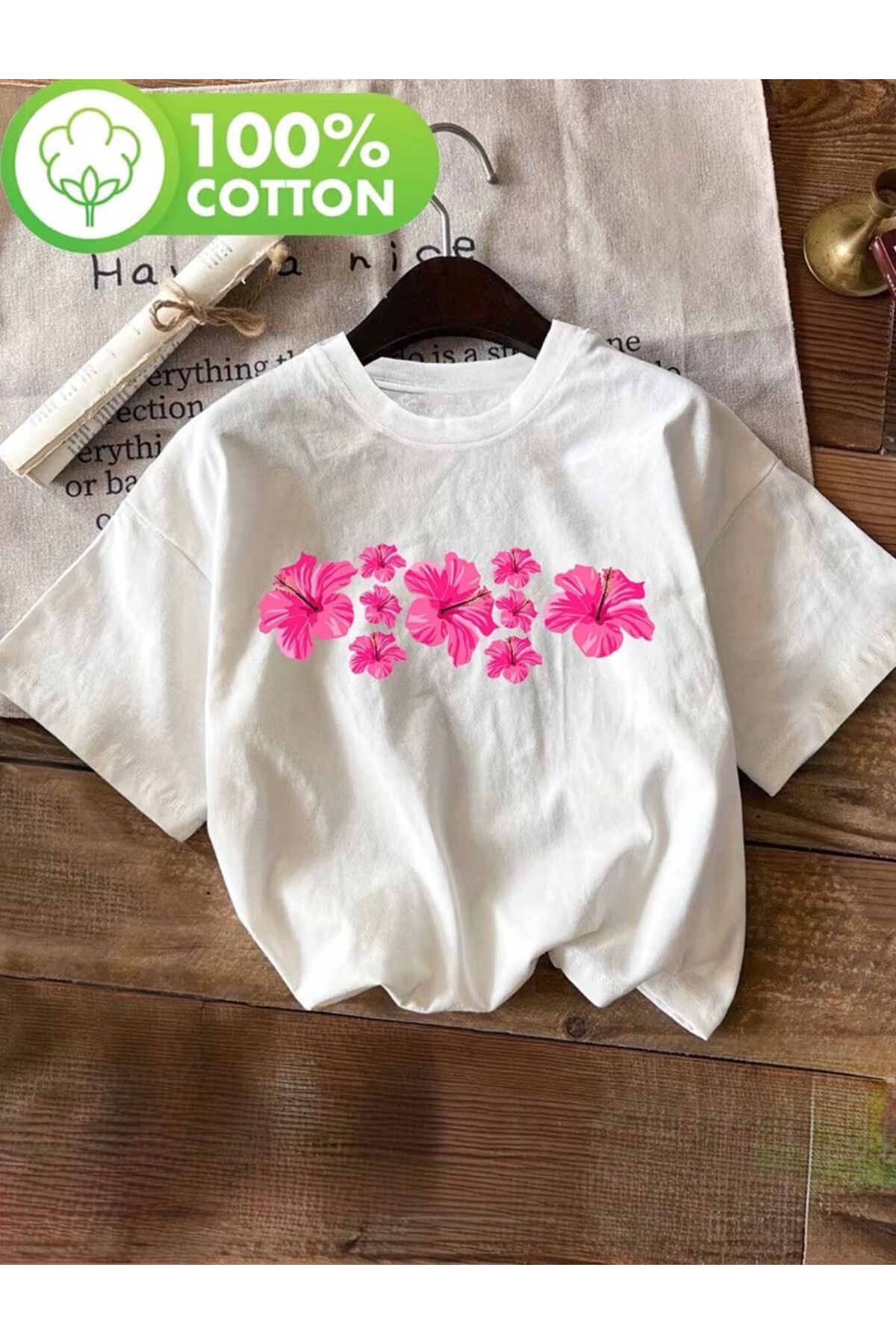 herkesemoda Βασικό T-Shirt με σχέδιο ροζ λουλουδιών και λεπτομέρεια εκτύπωσης