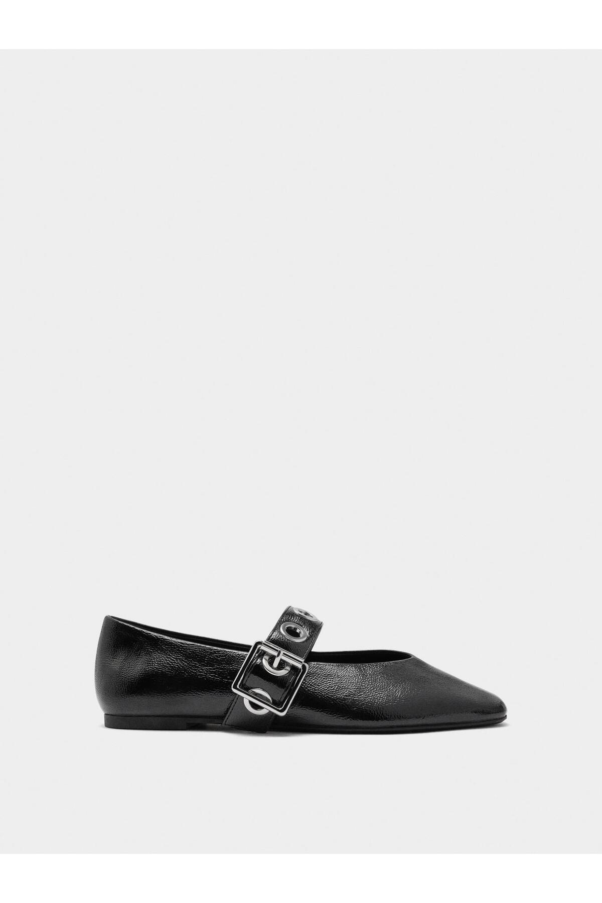Staple Detailed Flat Shoes
