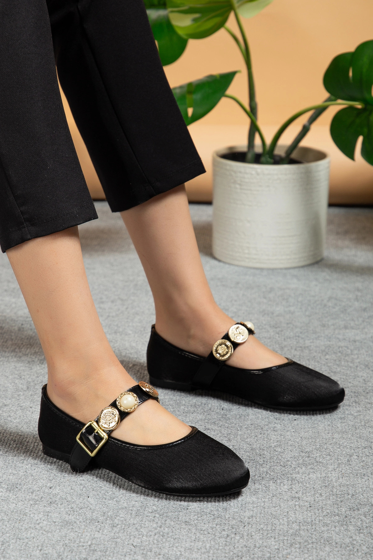 bakacstore  Kadın Siyah Gold Aksesuarlı Şık Parlak Kumaş Babet