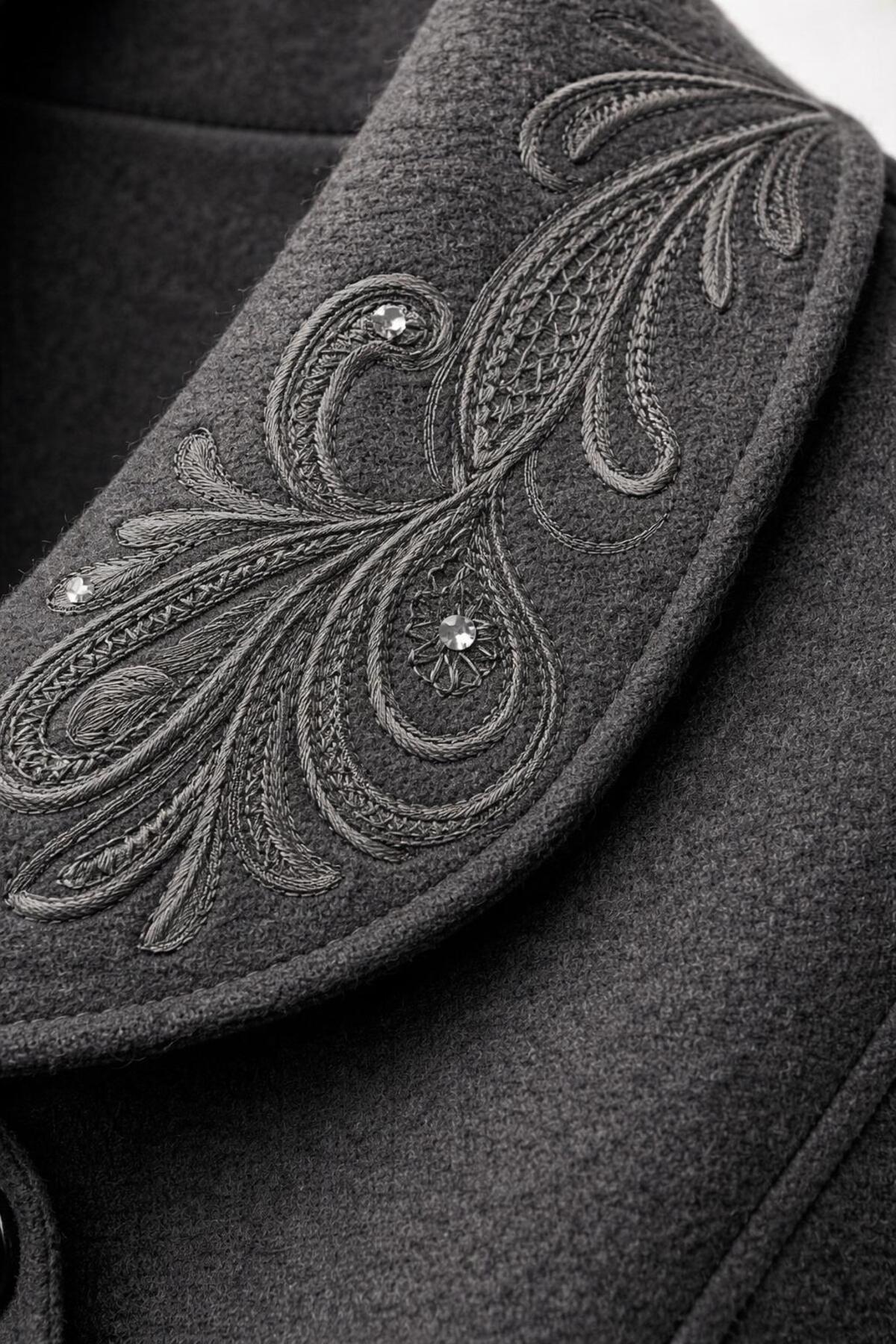 ESİN GİYİM  NAKIŞ DETAYLI BÜYÜK BEDEN MANTO - Görsel 2