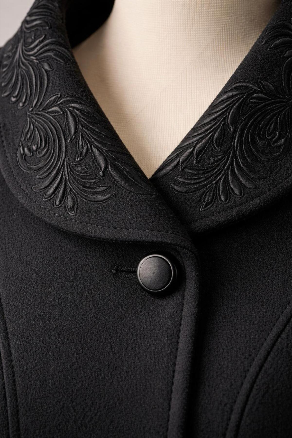 ESİN GİYİM  NAKIŞ DETAYLI BÜYÜK BEDEN MANTO - Görsel 3