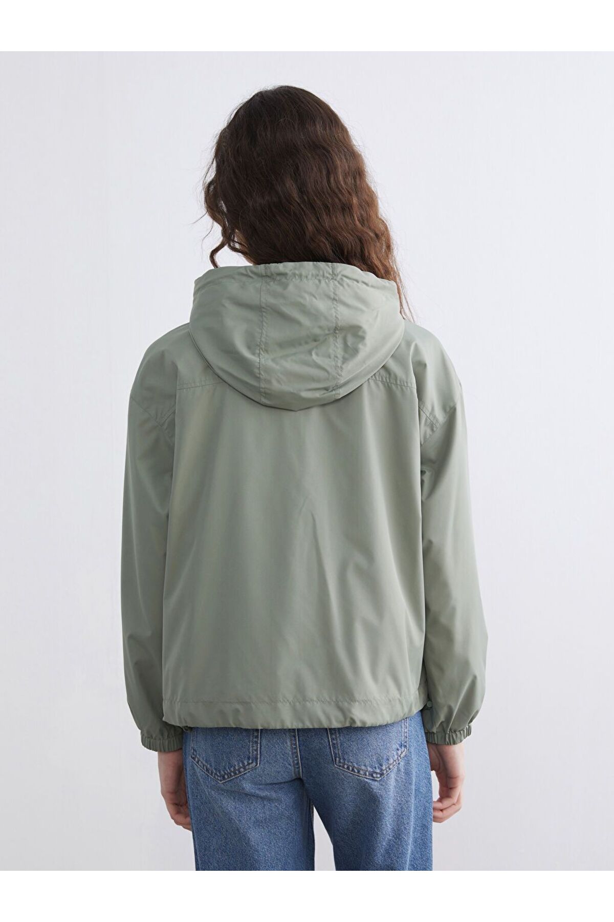 LC Waikiki  Kapüşonlu Oversize Kadın Yağmurluk - Görsel 5