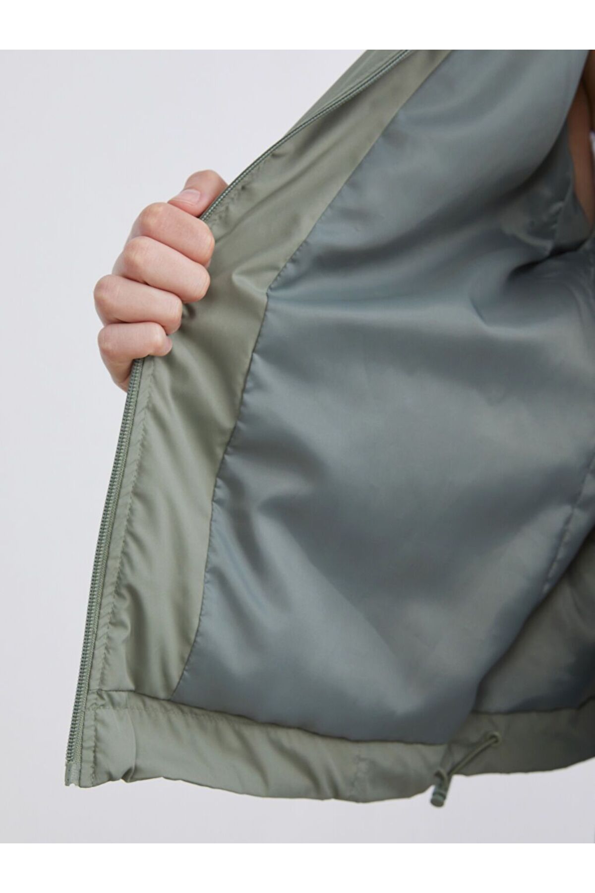 LC Waikiki  Kapüşonlu Oversize Kadın Yağmurluk - Görsel 4