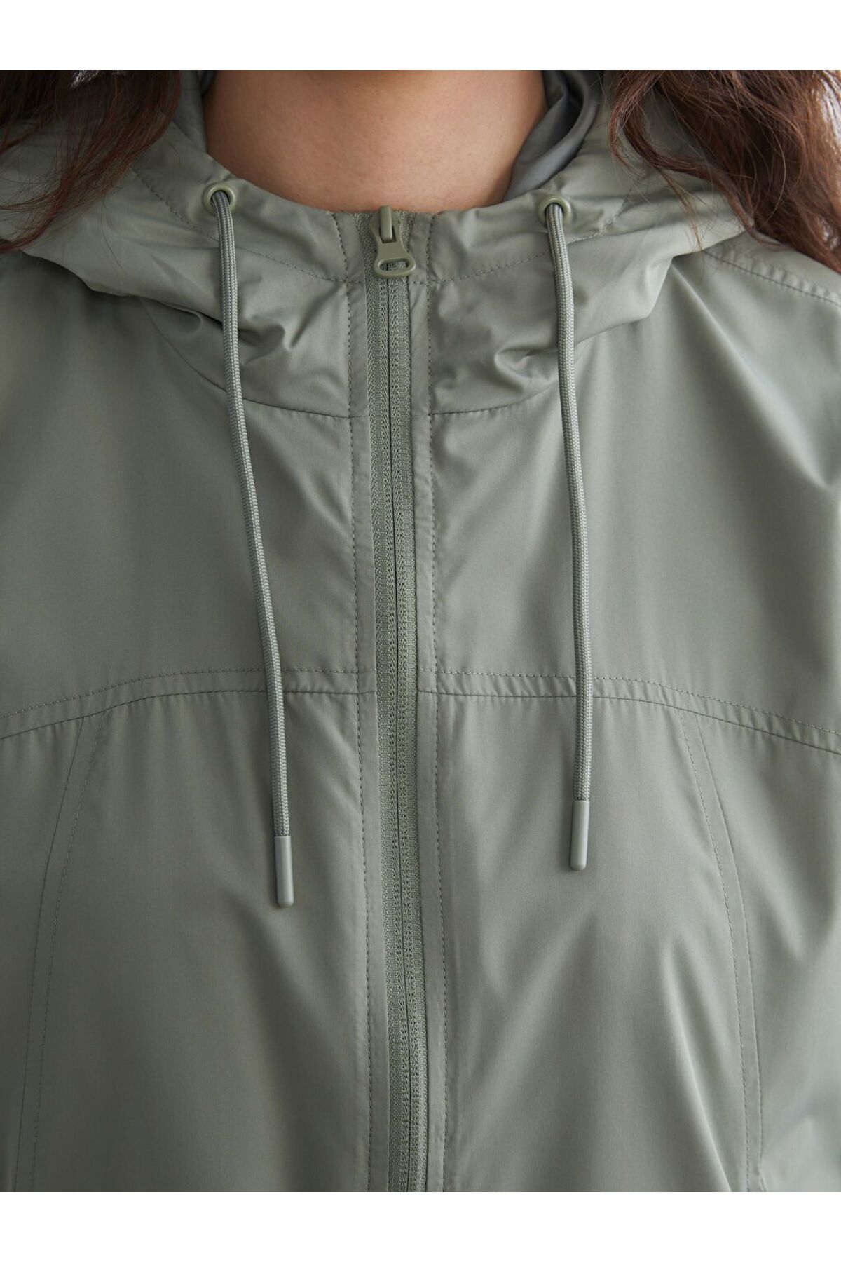 LC Waikiki  Kapüşonlu Oversize Kadın Yağmurluk - Görsel 3