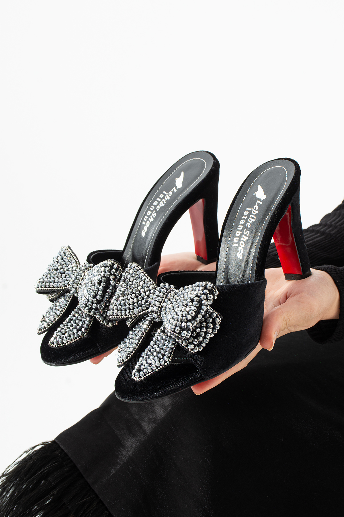 Lebibe Shoes SERAVIA női fekete bársony kő masni 9 cm-es sarkú estélyi papucs