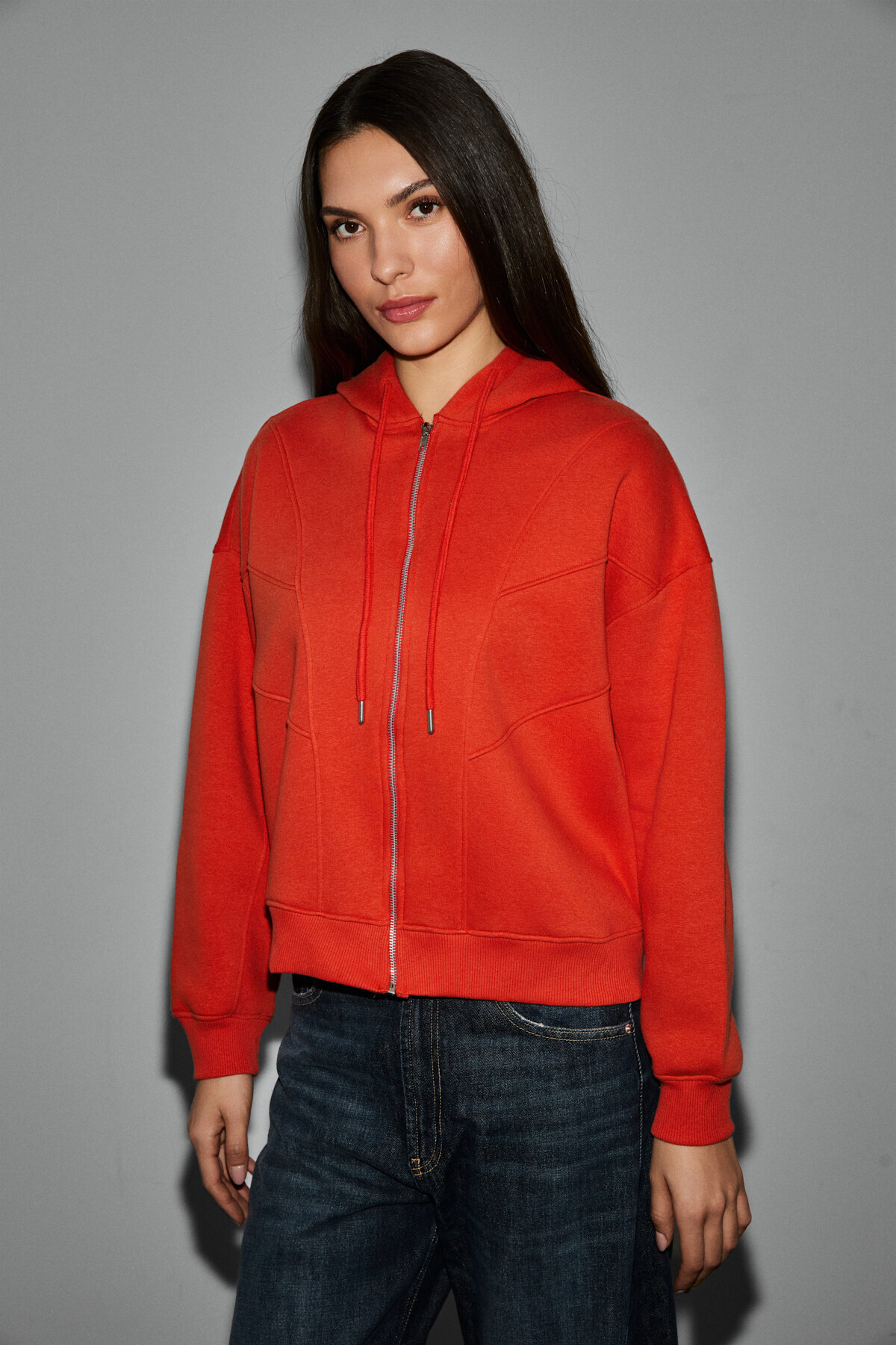 GRIMELANGE VYSELLE Kadın Önü Kesikli Metal Fermuarlı Kapüşonlu Etiket Detaylı Oversize Kırmızı Sweatshirt görsel 4