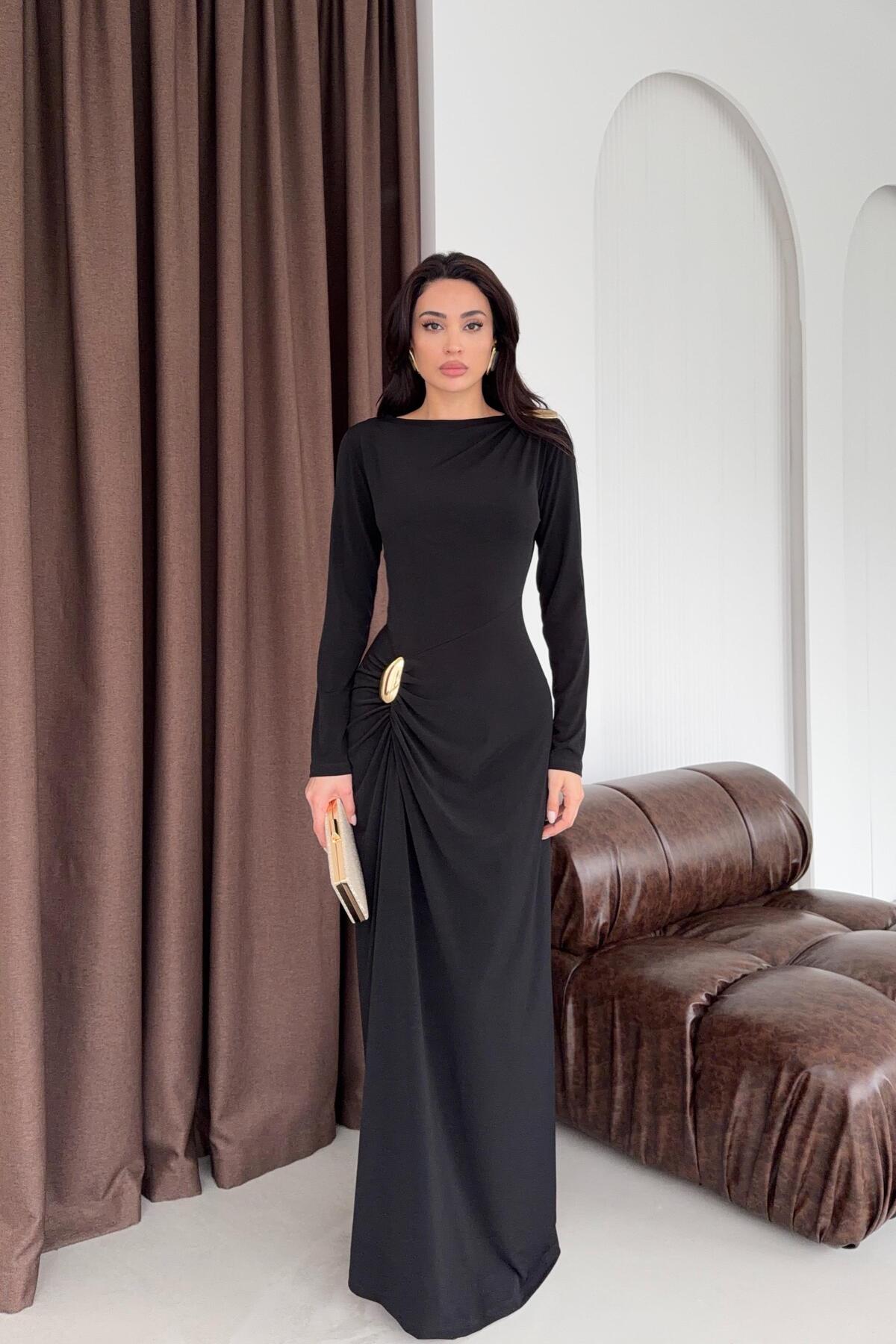 Serica Moda Siyah Toka Detaylı Drapeli Uzun Elbise