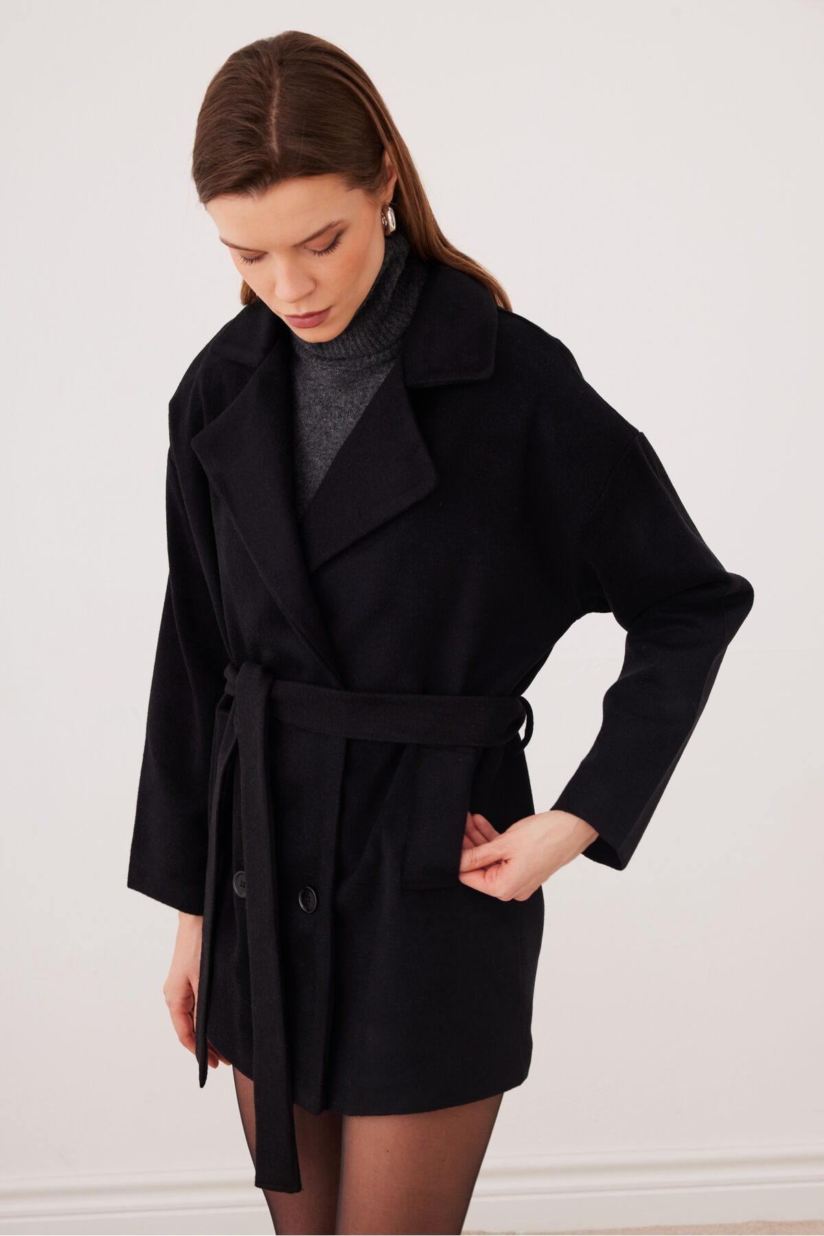 SevdeUgur  Kadın Siyah Oversize Kısa Kaşe Kaban Kemerli Astarlı - Sevde Ugur - Görsel 3