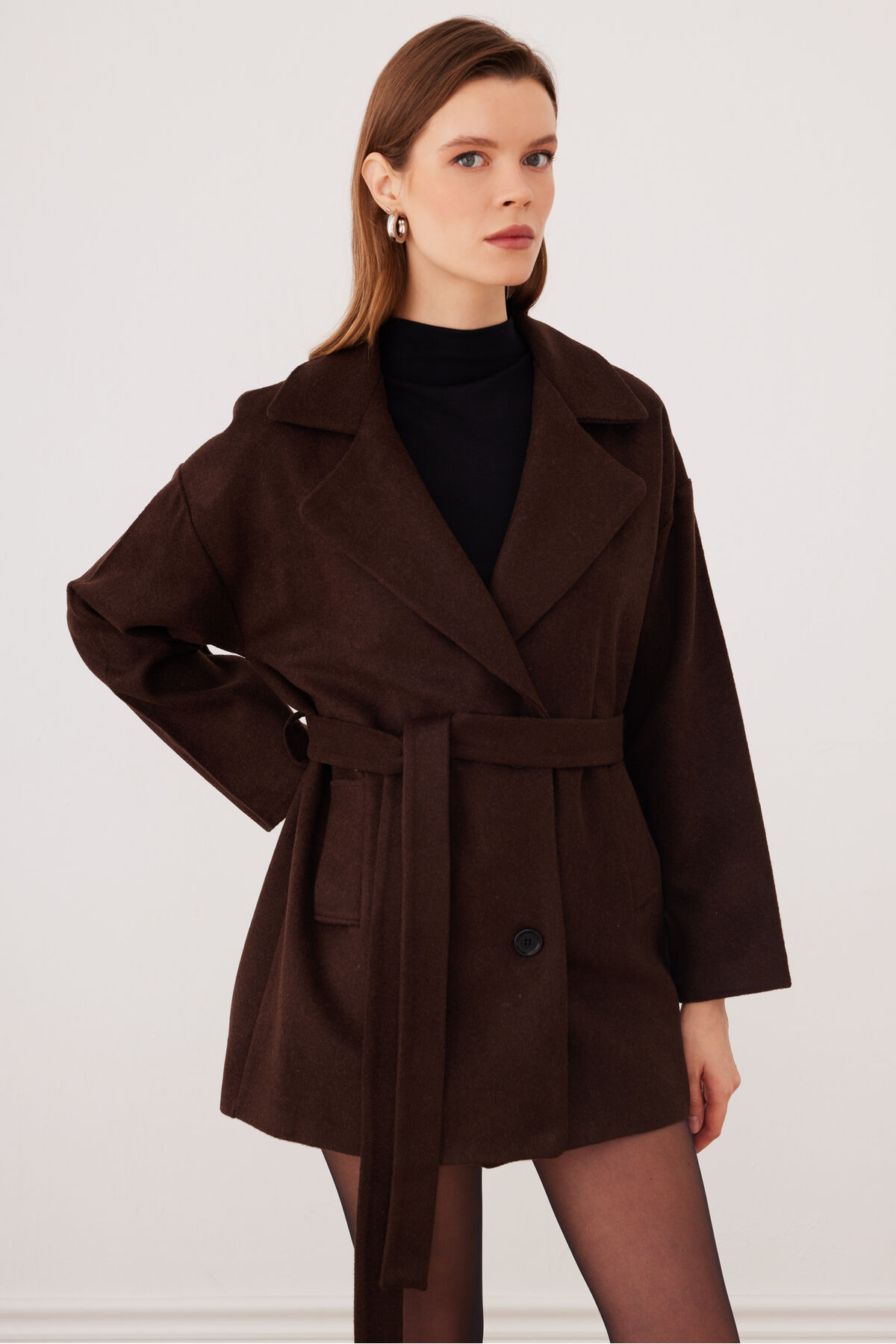 SevdeUgur  Kadın Kahverengi Oversize Kısa Kaşe Kaban Kemerli Astarlı - Sevde Ugur - Görsel 4