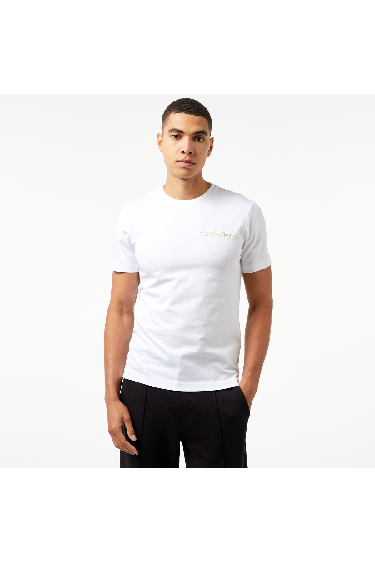 کلوین کلاین تی‌شرت سفید مردانه گلدوزی شده با لوگوی برجسته