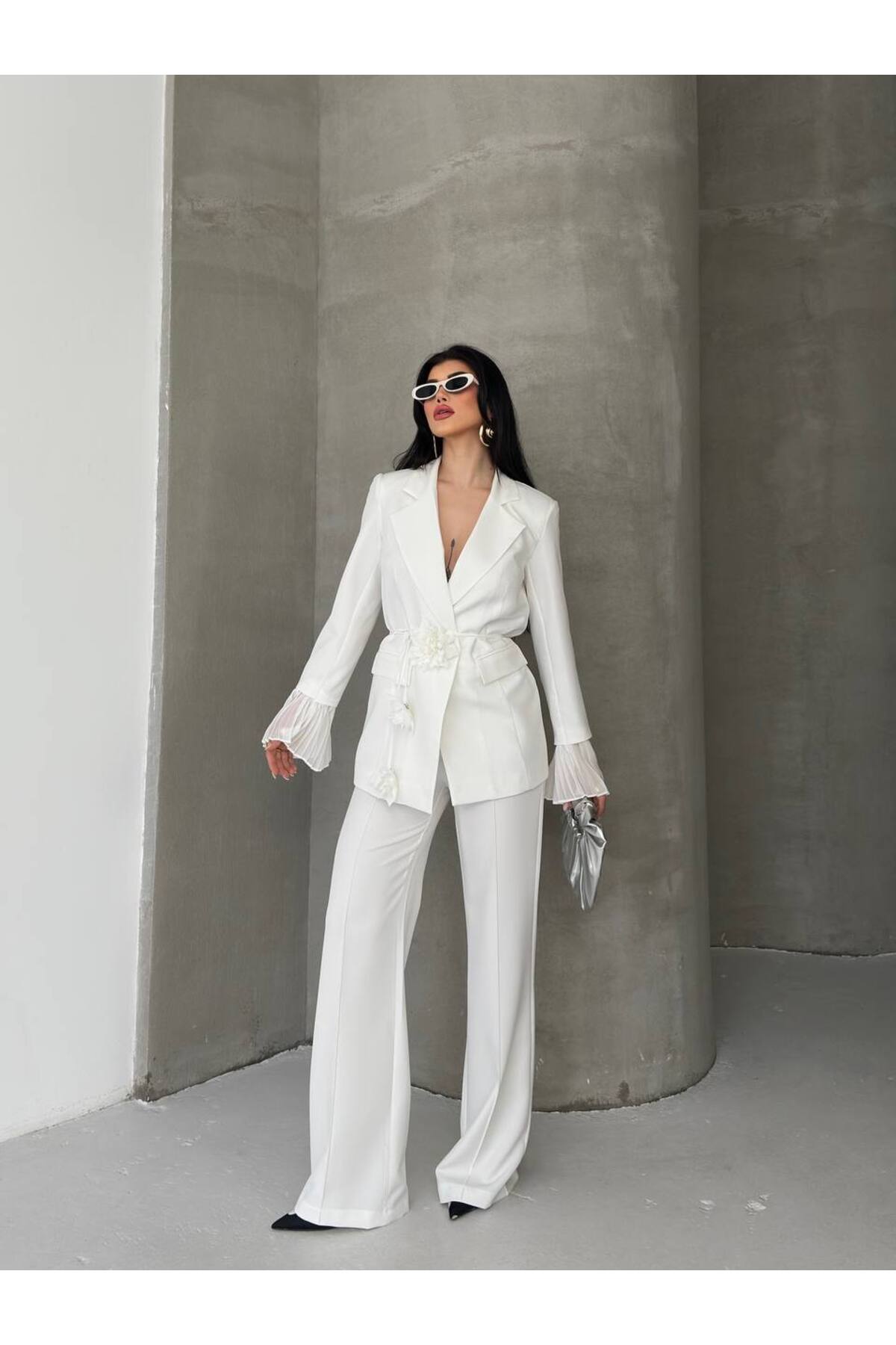 Costume femme avec accessoire rose détaillé - Chic et élégant - Görsel 5