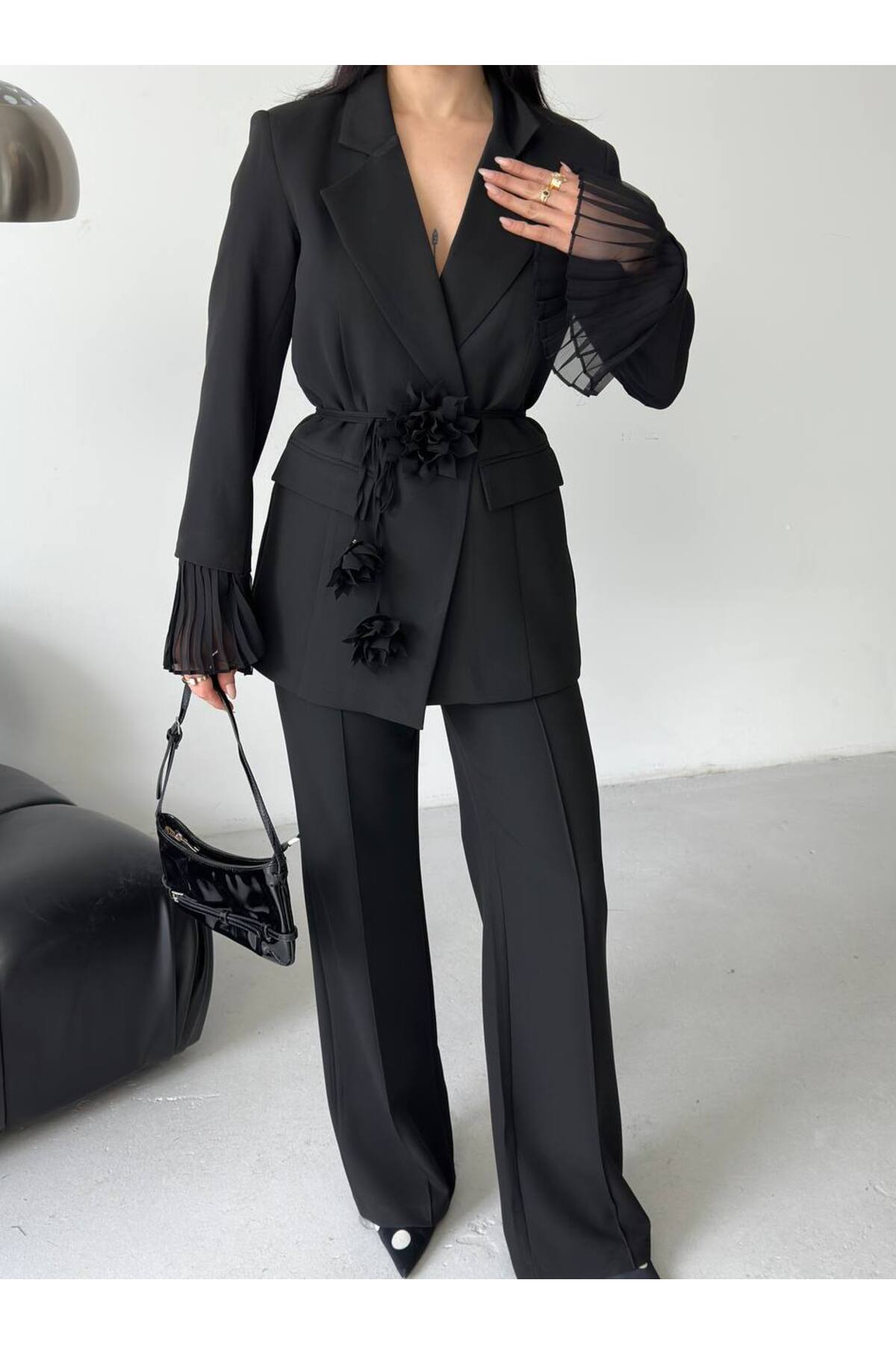 Damenanzug mit Rosenaccessoire-Details in Schwarz - Görsel 8