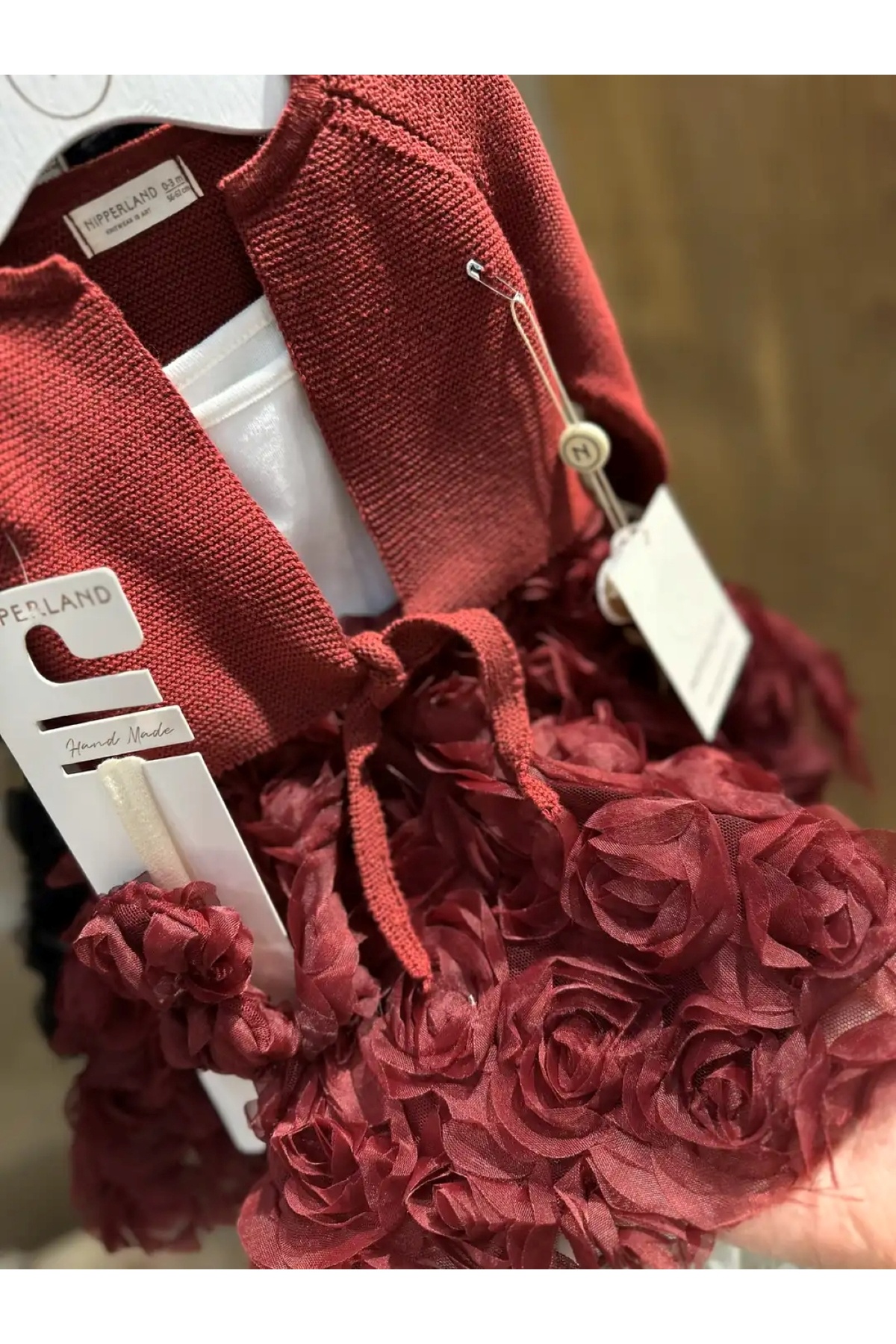 Nipperland Güllü Kız Bebek Elbise Takımı 4’lü – Triko Hırka, İç Badi, Etek ve Saç Bandı fotoğrafı 4 (önizleme)