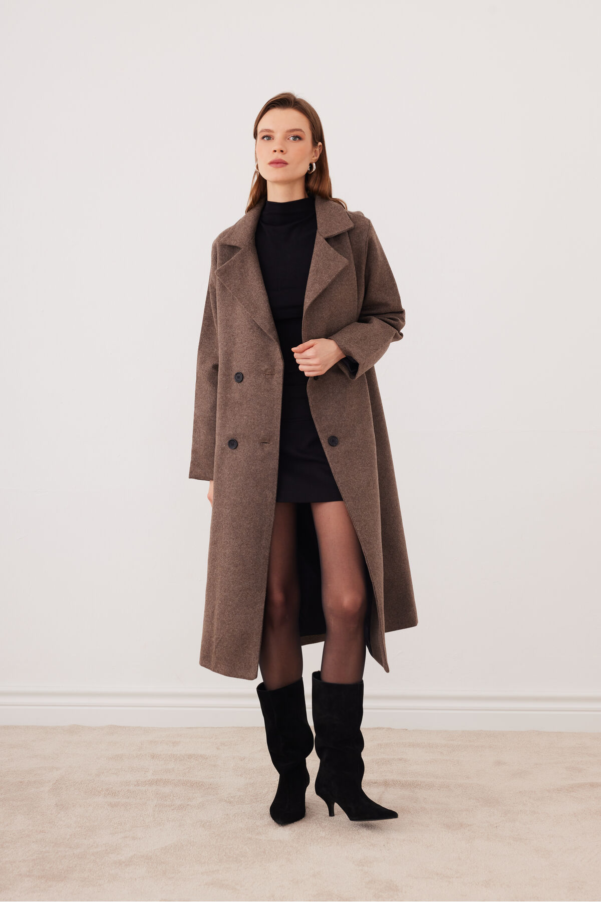 SevdeUgur  Kadın Kaşe Kruvaze Yaka Düğmeli Astarlı Kaban – Günlük & Şık – Vizon - Sevde Ugur - Görsel 6