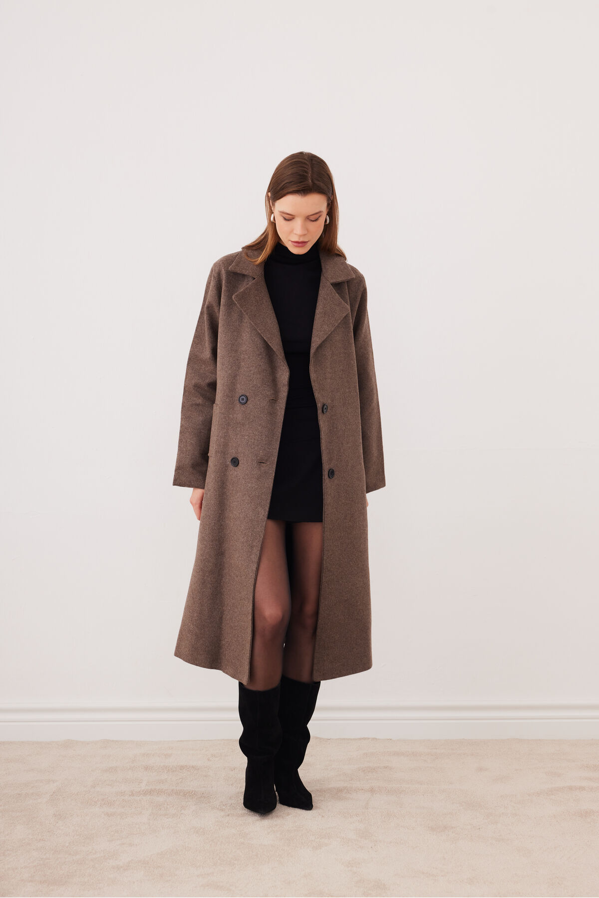 SevdeUgur  Kadın Kaşe Kruvaze Yaka Düğmeli Astarlı Kaban – Günlük & Şık – Vizon - Sevde Ugur - Görsel 5