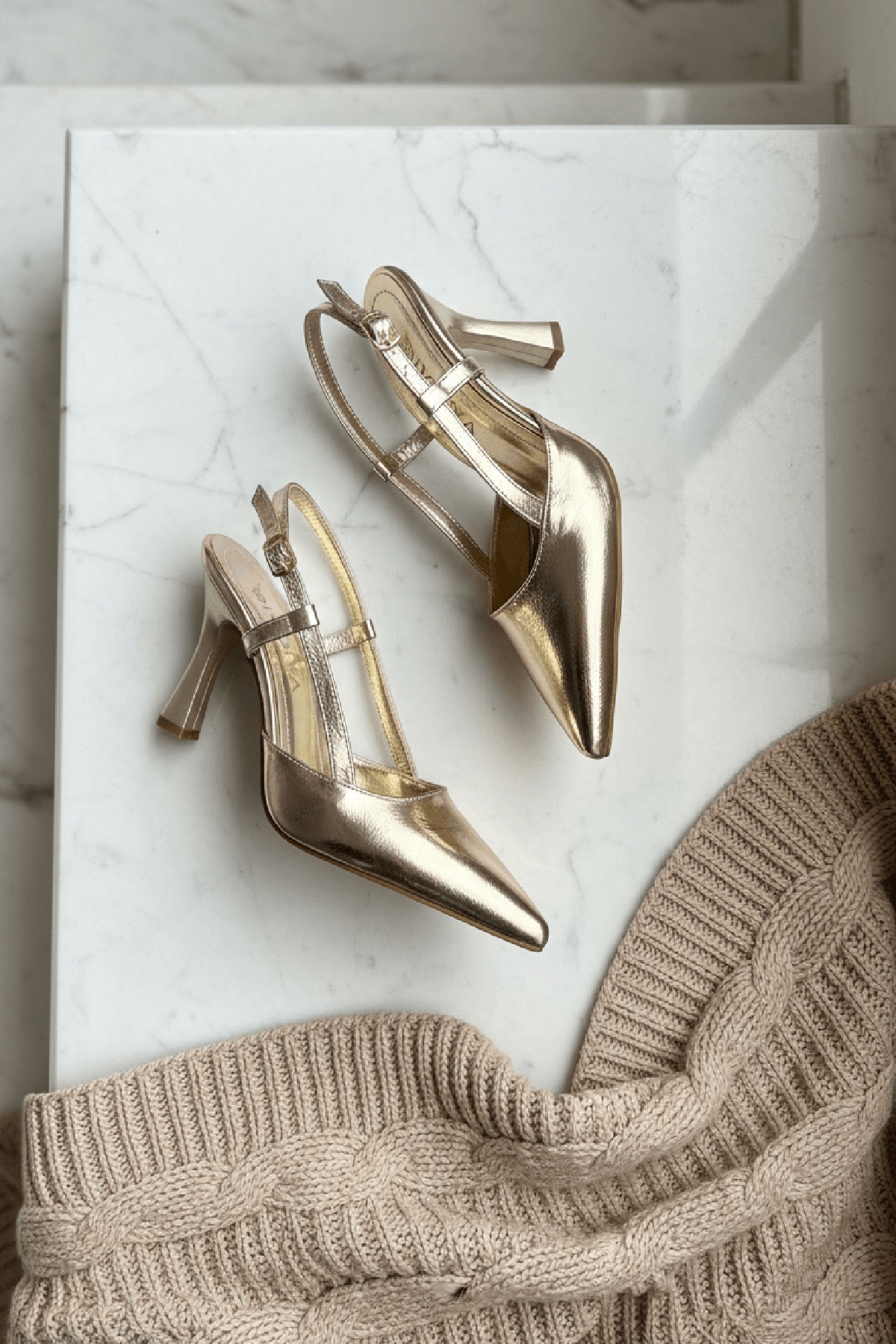 DİVOLYA  Semiras Gold Kırışık Rugan Yanları Açık ( 9 cm Topuklu ) Sivri Burun Topuklu Ayakkabı - Görsel 2