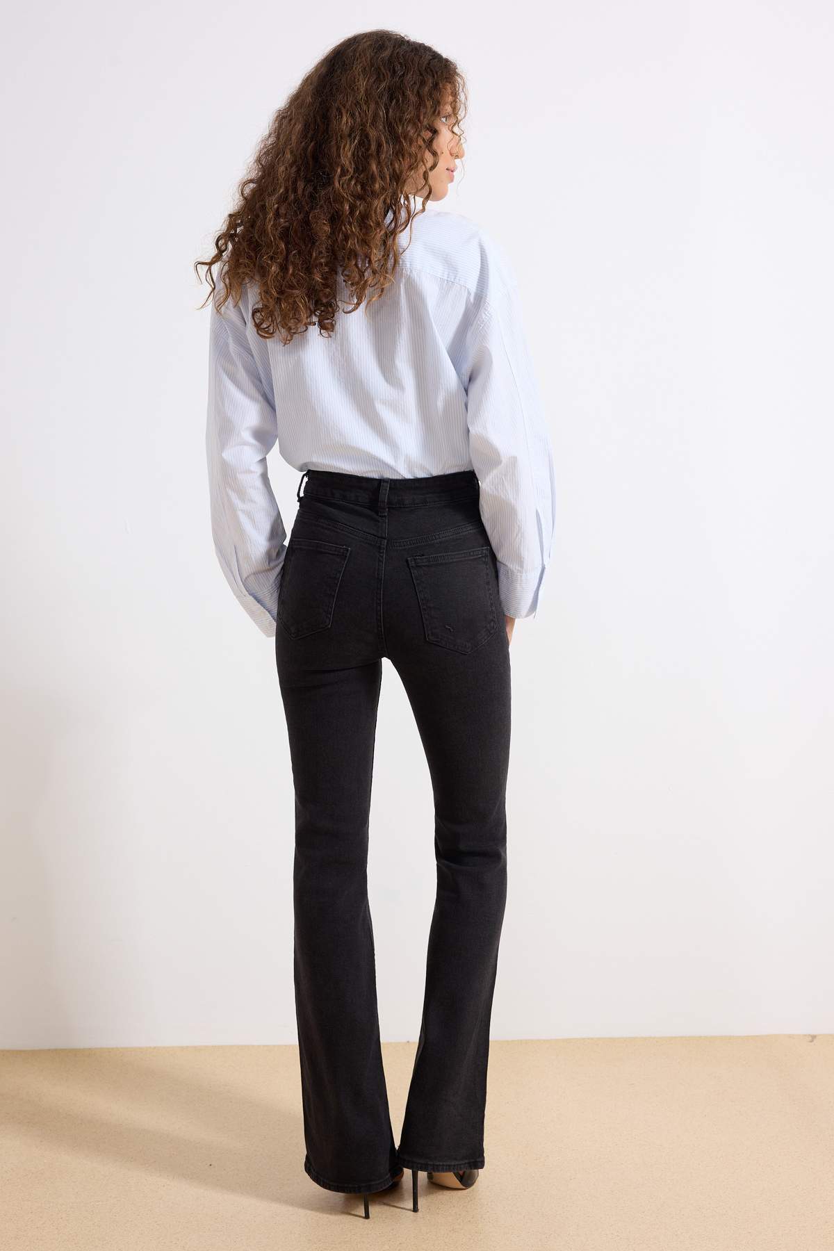 Trendyolmilla  More Sustainable Siyah Yüksek Bel Orta Esnek Flare İspanyol Paça Jeans TWOSS23JE00063 - Görsel 4