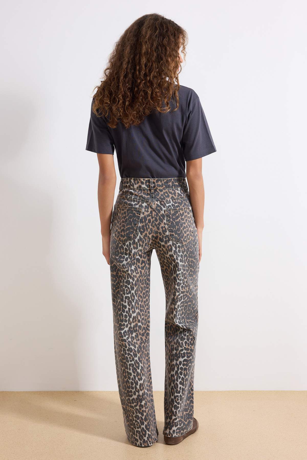 Trendyolmilla  Çok Renkli Leopar Desenli Kahverengi Yüksek Bel Orta Esnek Wide Leg Jeans TWOAW25JE00309 - Görsel 4