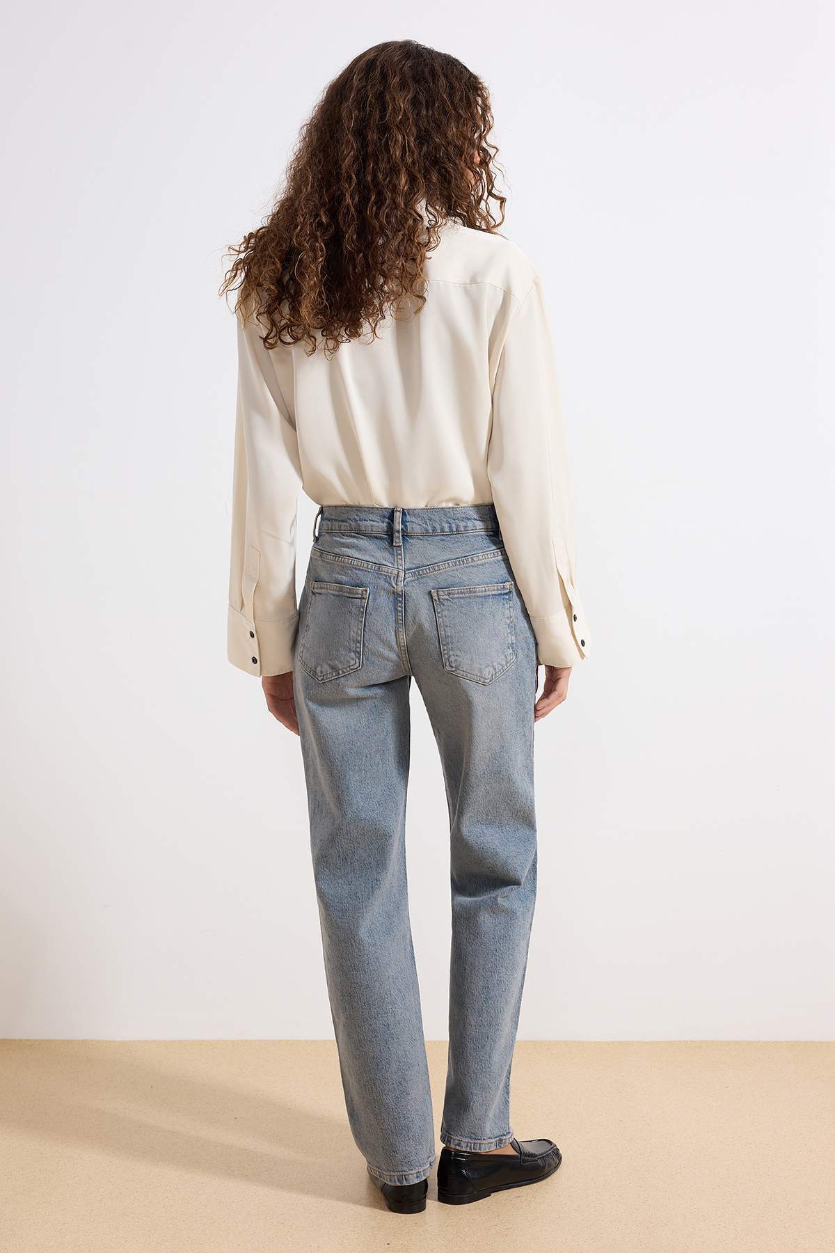 Trendyolmilla  Mavi More Sustainable Soluk Efekt Vintage Normal Bel Straight Jeans TWOAW25JE00076 - Görsel 4