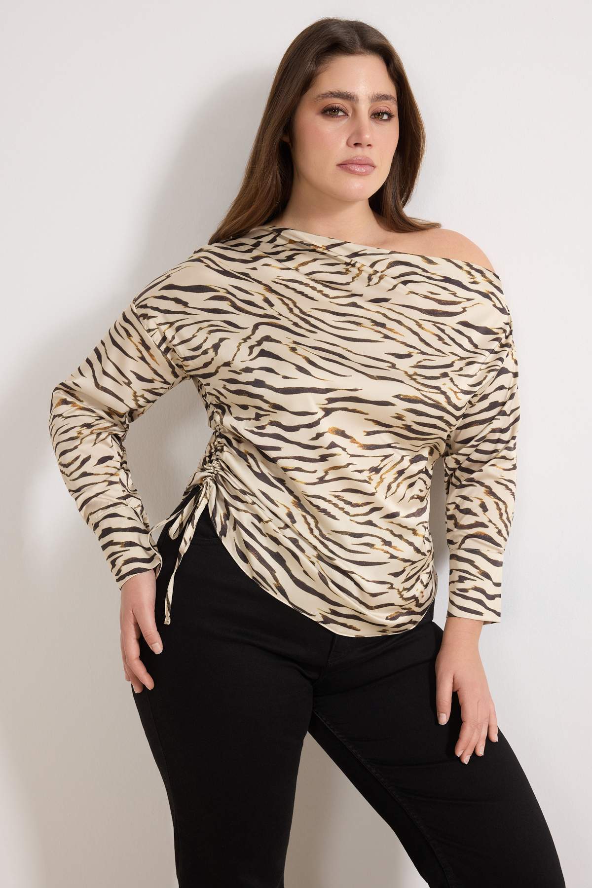 Trendyolmilla Curve Bej Saten Zebra Desenli Uzun Kol Dokuma Büyük Beden Bluz TBBSS26AF00019