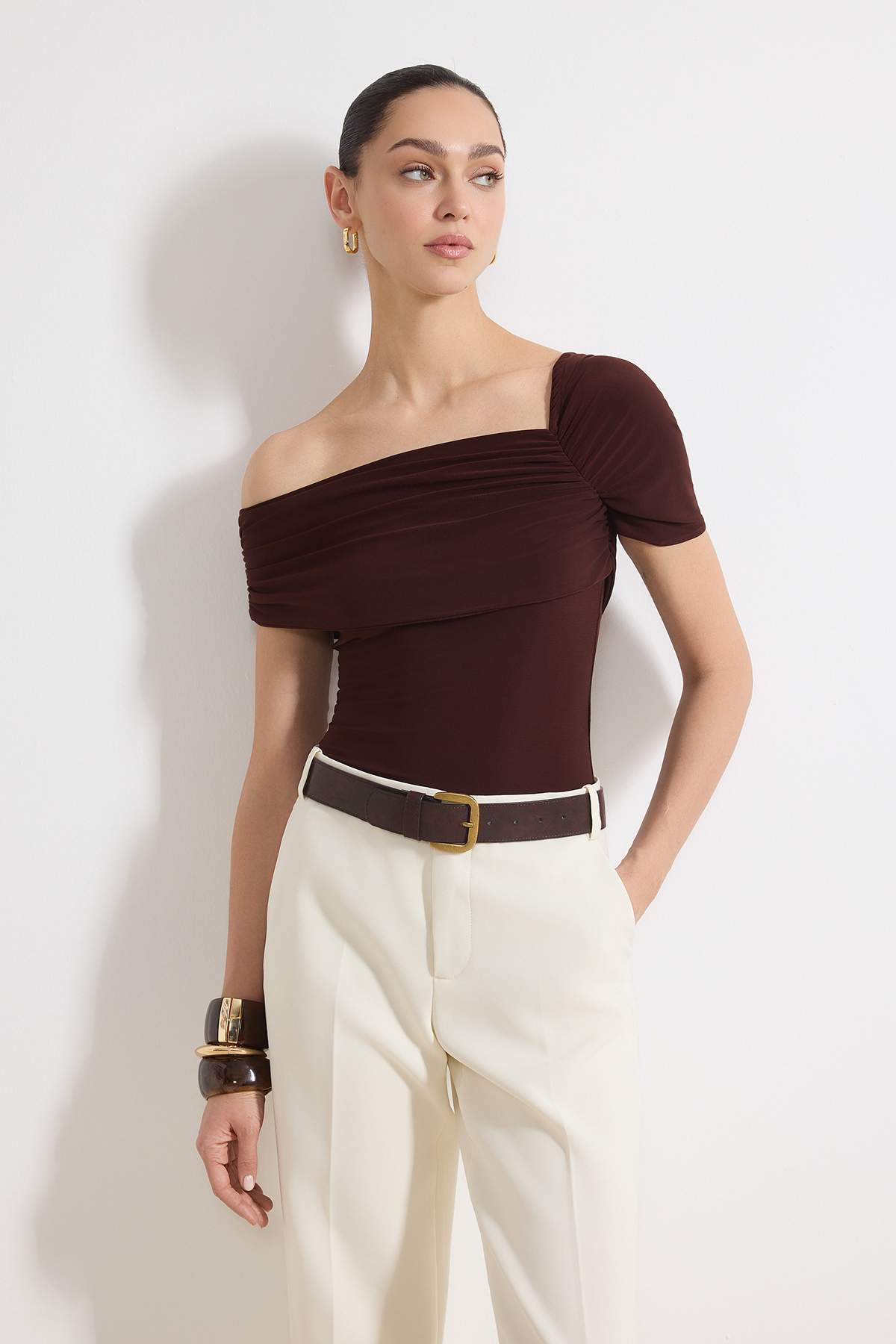 Trendyolmilla Kahverengi Slim Asimetrik Yaka Tek Kol Kısa Kollu Büzgülü Esnek Örme Bluz TWOSS26BZ00169