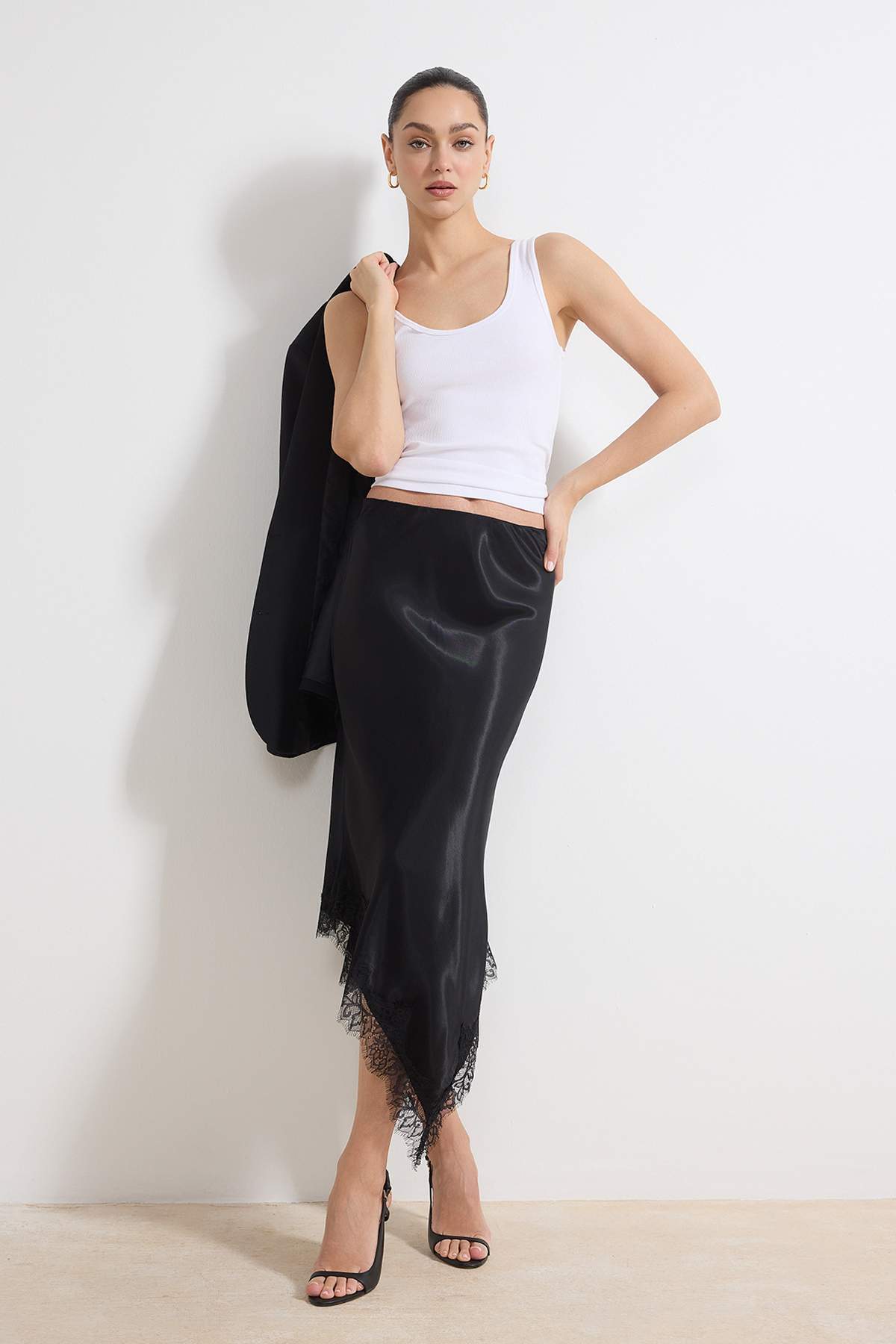 Trendyolmilla  Siyah Asimetrik Kesim Dantel Detaylı Dokuma Saten Midi Etek TWOSS26ET00030 - Görsel 3