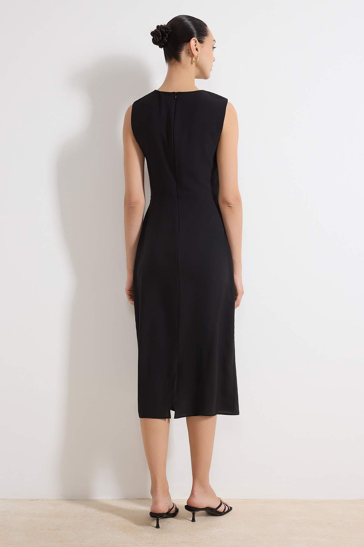 Trendyolmilla  Siyah Vücudu Saran Aksesuarlı Midi Dokuma Elbise TWOSS25EL00204 - Görsel 4