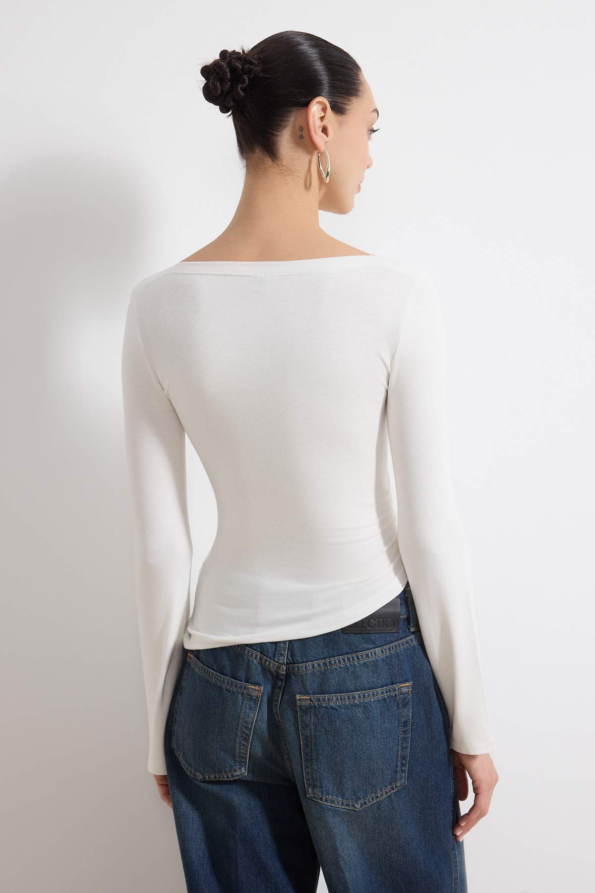 Trendyolmilla  Ekru Fitted/Vücuda Oturan Kayık Yaka Uzun Kollu Yumuşak Örme Bluz TWOSS26BZ00343 - Görsel 4