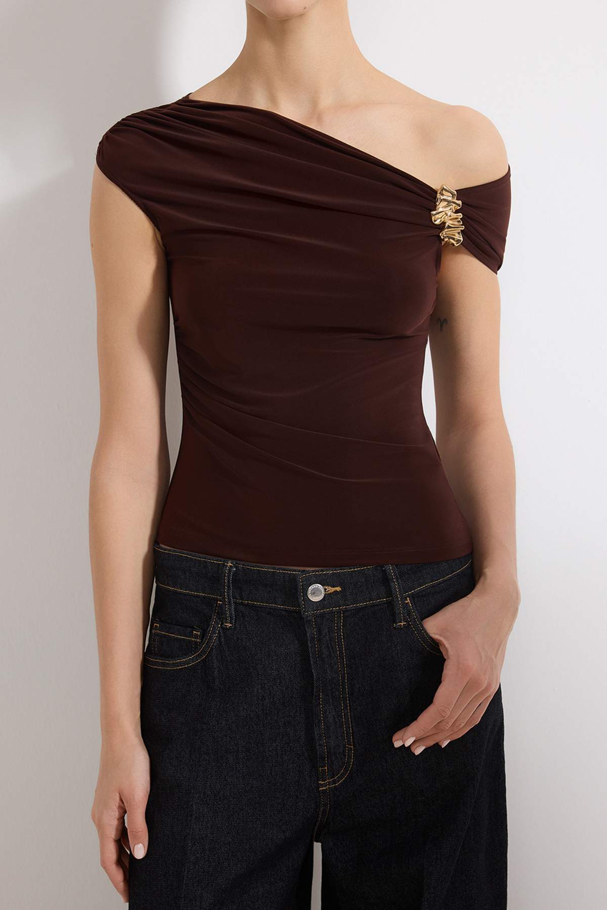 Trendyolmilla  Kahverengi Fitted/Vücuda Oturan Asimetrik Yaka Aksesuar Detaylı Esnek Örme Bluz TWOSS26BZ00102 - Görsel 3