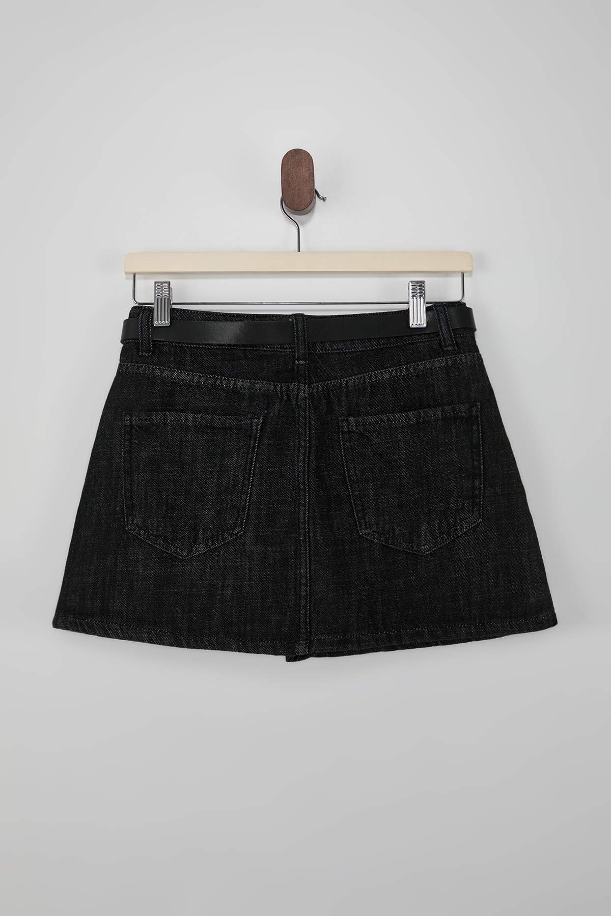 Trendyolmilla  Siyah Kemer Detaylı Arkası Etek Görünümlü Denim Şort Etek TWOAW26SR00020 - Görsel 7