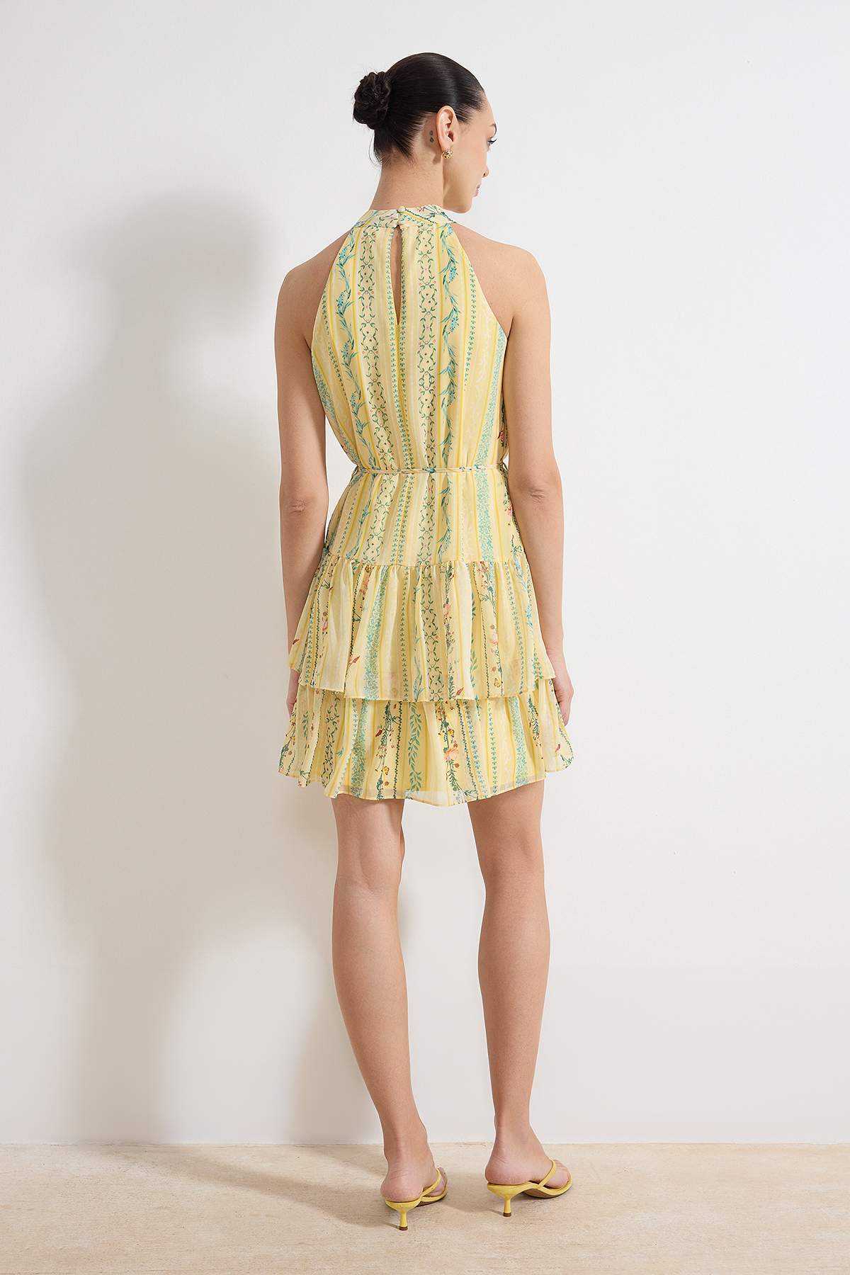 Trendyolmilla  Sarı Çiçek Desenli A-Kesim Boho Kat Kat Astarlı Şifon Uçuş Uçuş Dokuma Mini Elbise TWOSS23EL02056 - Görsel 4