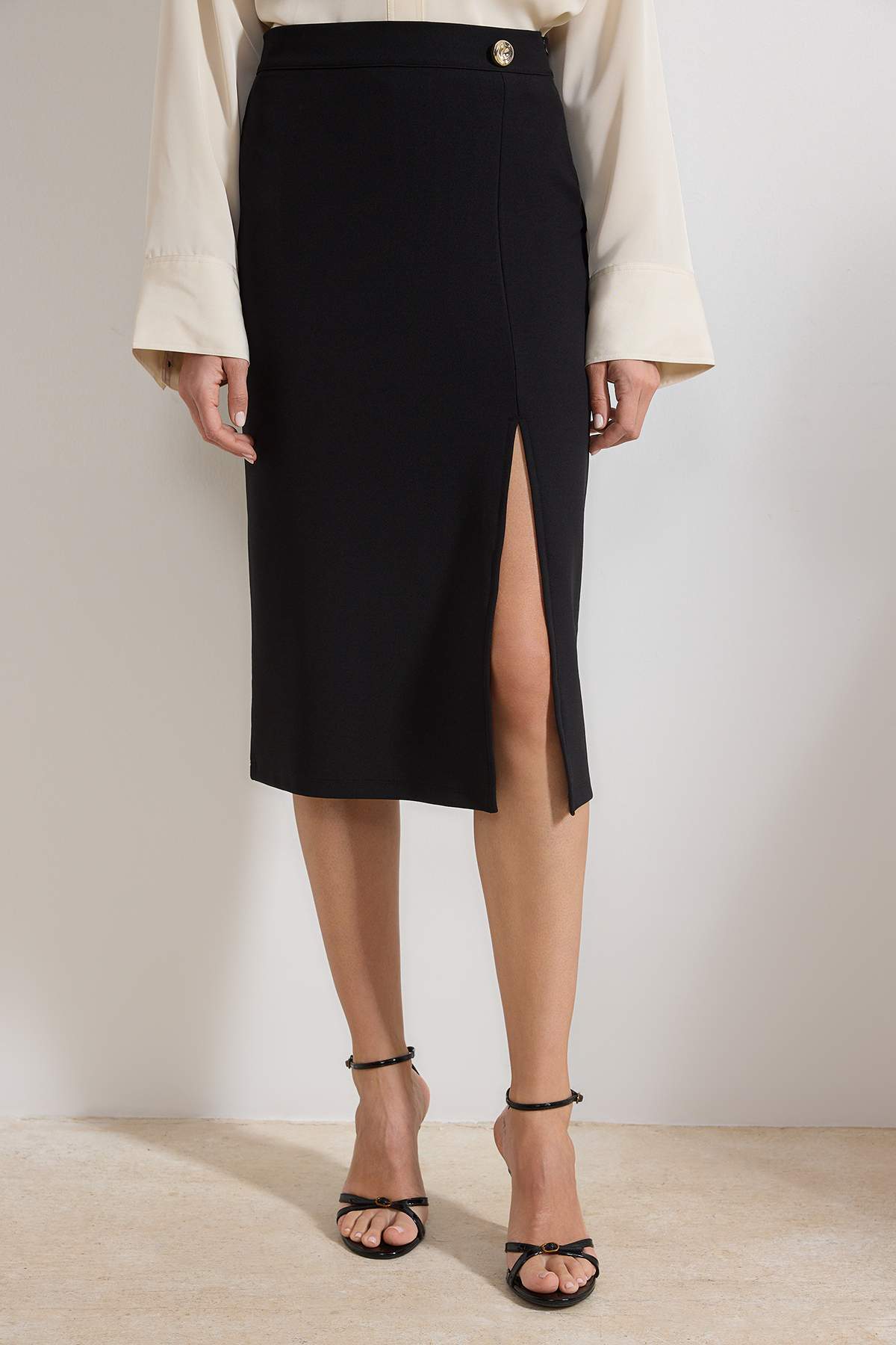 Trendyolmilla  Siyah Kalem Aksesuar Detaylı Normal Bel Midi Scuba Krep Örme Etek TWOSS26ET00021 - Görsel 3