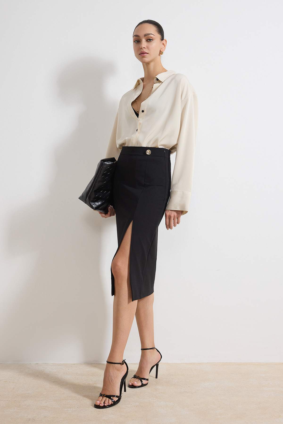 Trendyolmilla  Siyah Kalem Aksesuar Detaylı Normal Bel Midi Scuba Krep Örme Etek TWOSS26ET00021 - Görsel 2