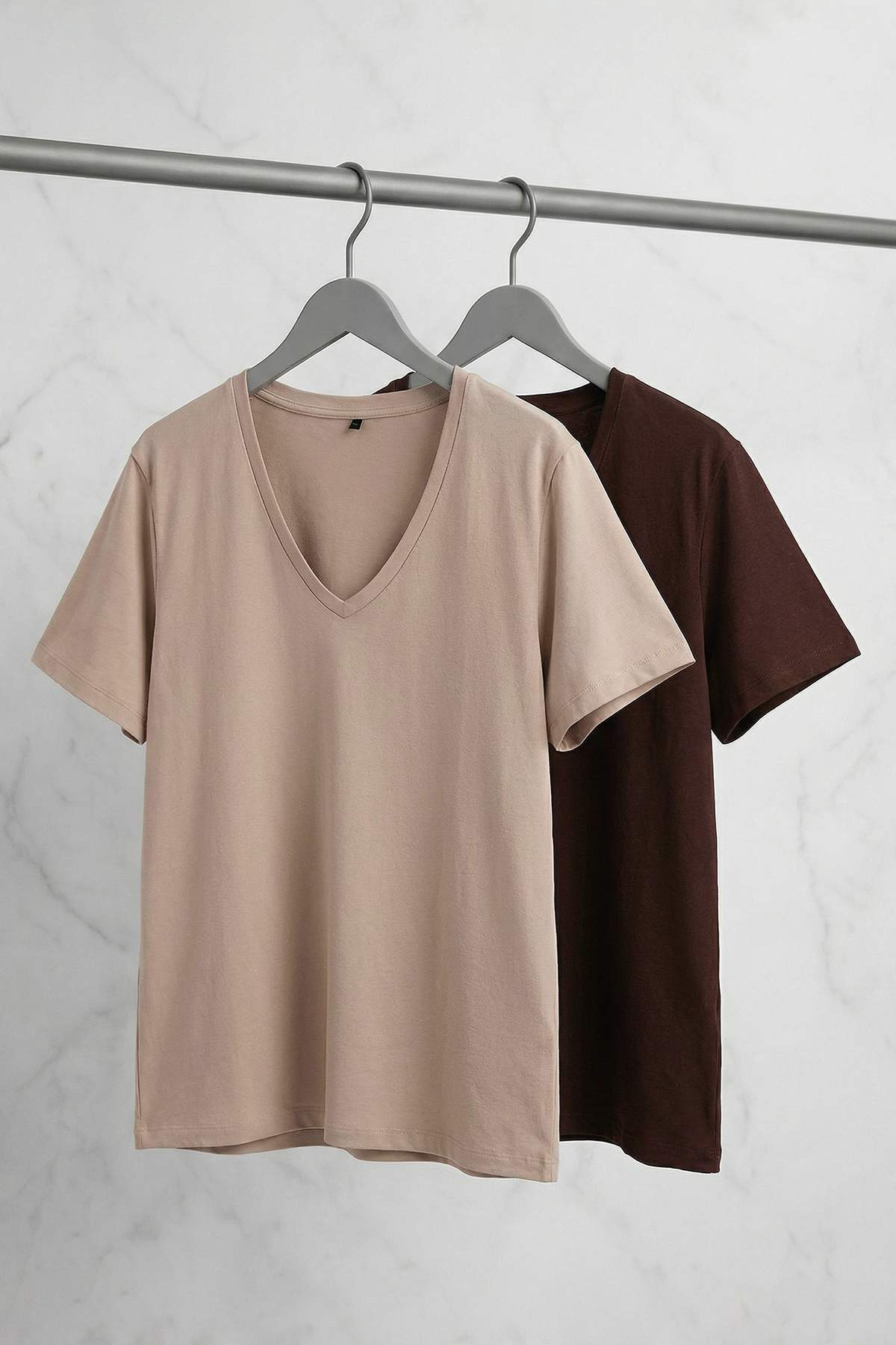 Trendyol Curve Braun-Stein 2er-Pack Basic-T-Shirt mit V-Ausschnitt aus 100 % ...