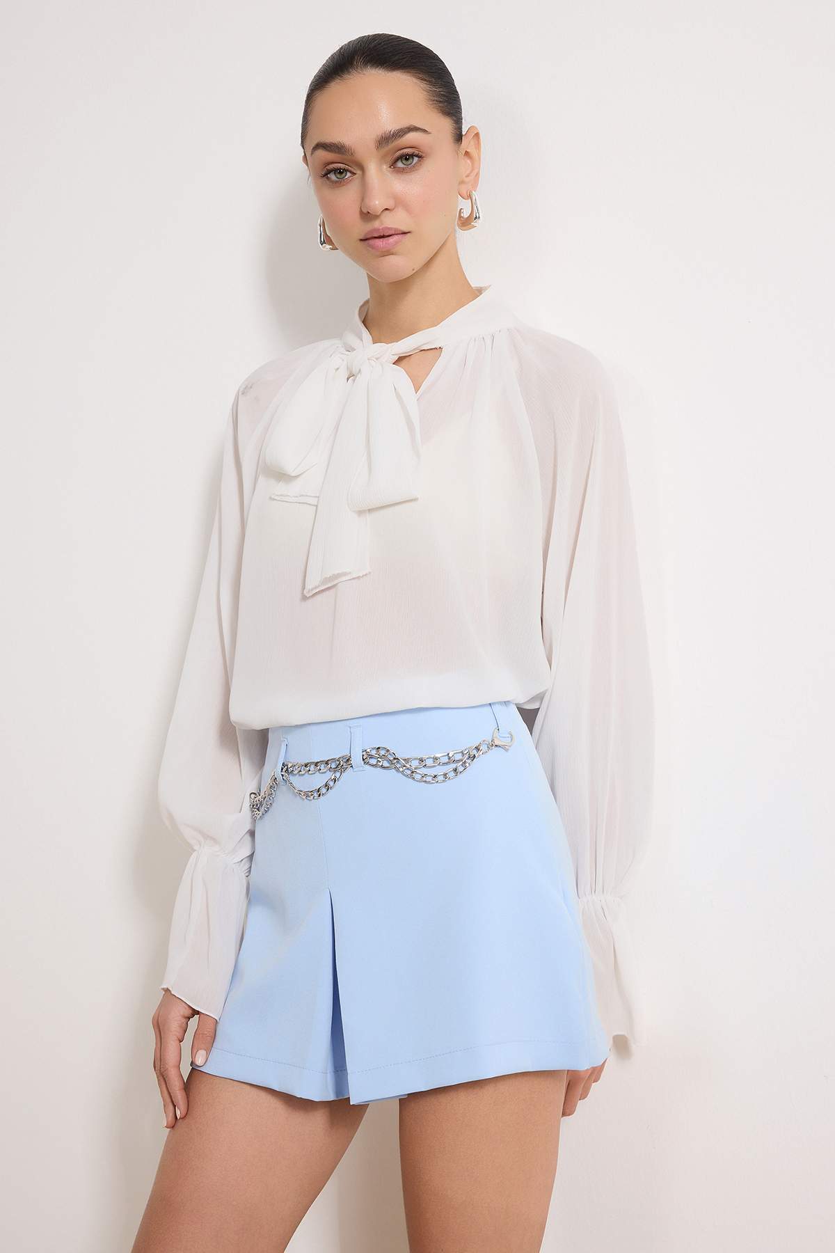 Trendyolmilla  Açık Mavi Mini Zincir Kemer Detaylı Şort & Bermuda TWOSS26SR00017 - Görsel 2