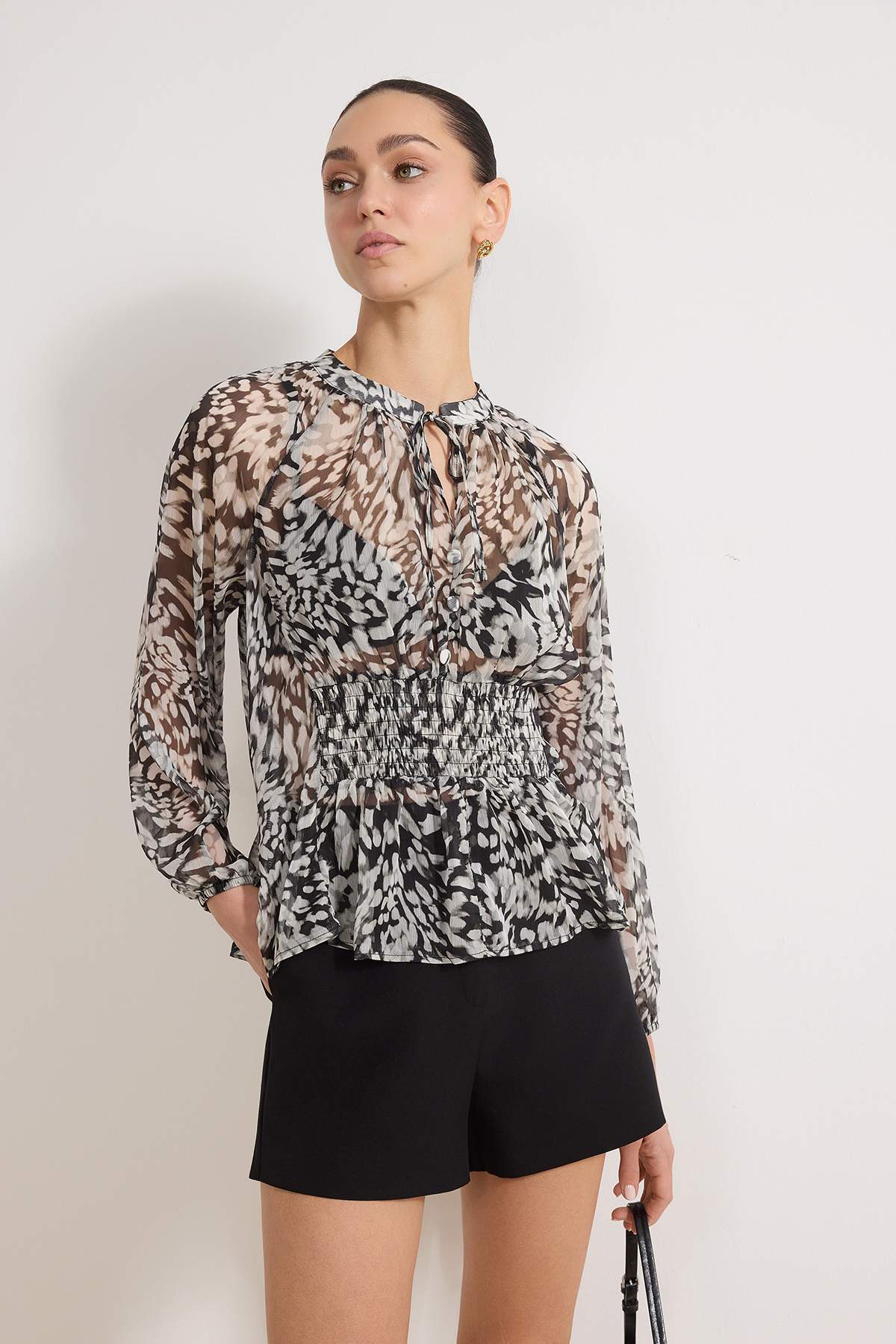 Trendyolmilla Siyah Soyut Desenli Gipeli Transparan Şifon Dokuma Bluz TWOSS26BZ00215