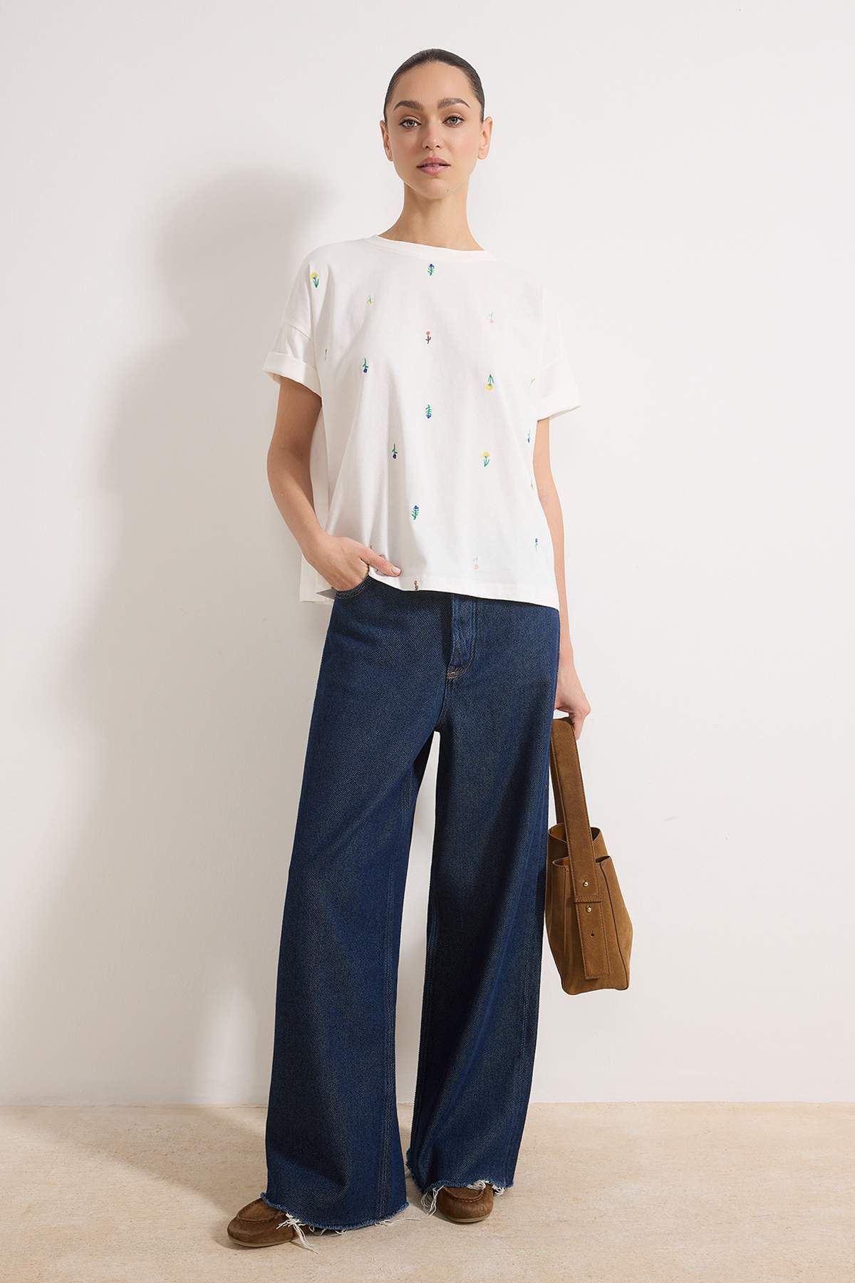 Trendyolmilla  Ekru Regular/Normal Kalıp Düşük Kol Kısa Kollu Nakışlı Tok %100 Pamuk Örme Bluz TWOSS26TS00001 - Görsel 3