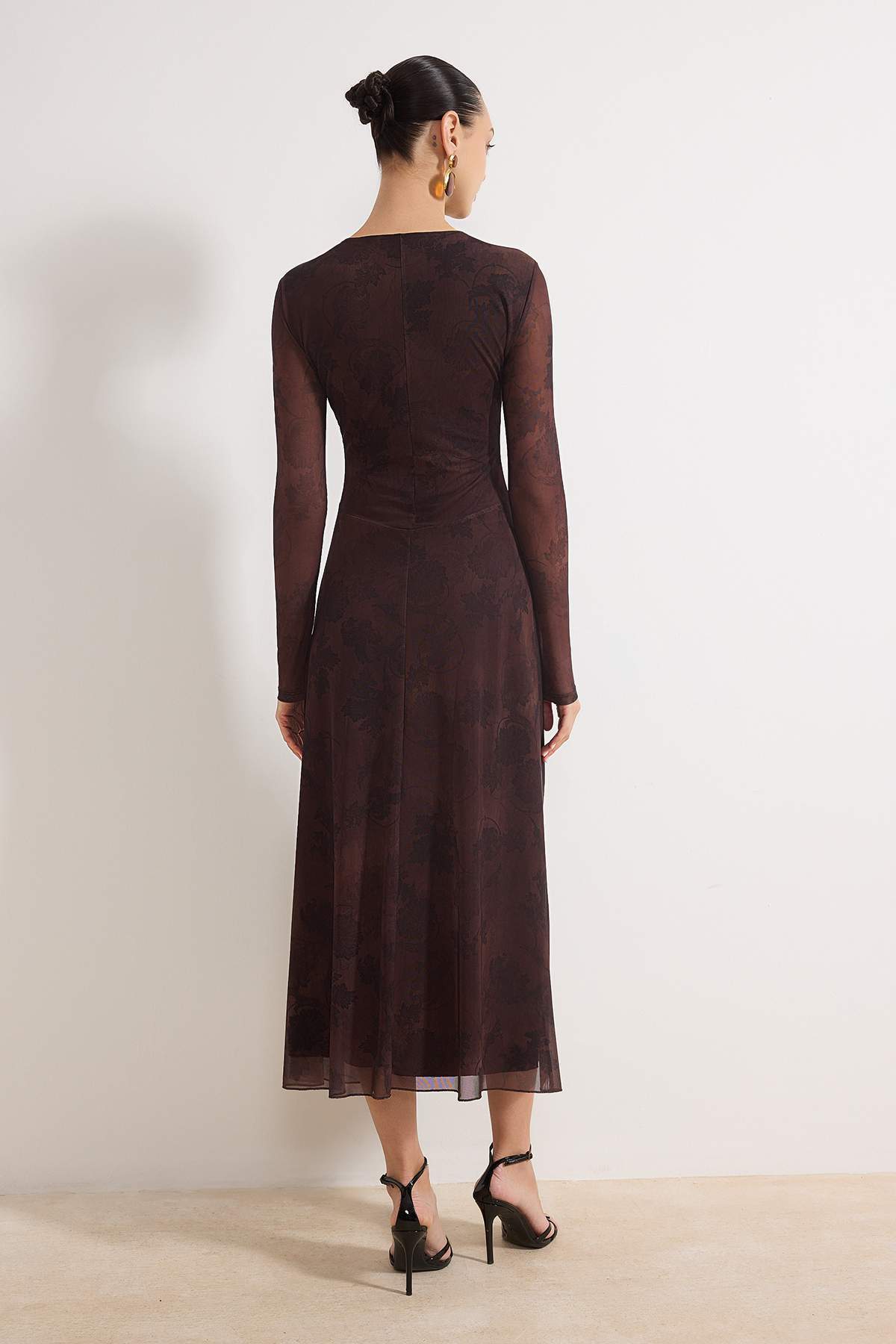 Trendyolmilla  Kahverengi Soyut Büzgü / Drape Maxi Örme Elbise TWOAW25EL00408 - Görsel 4