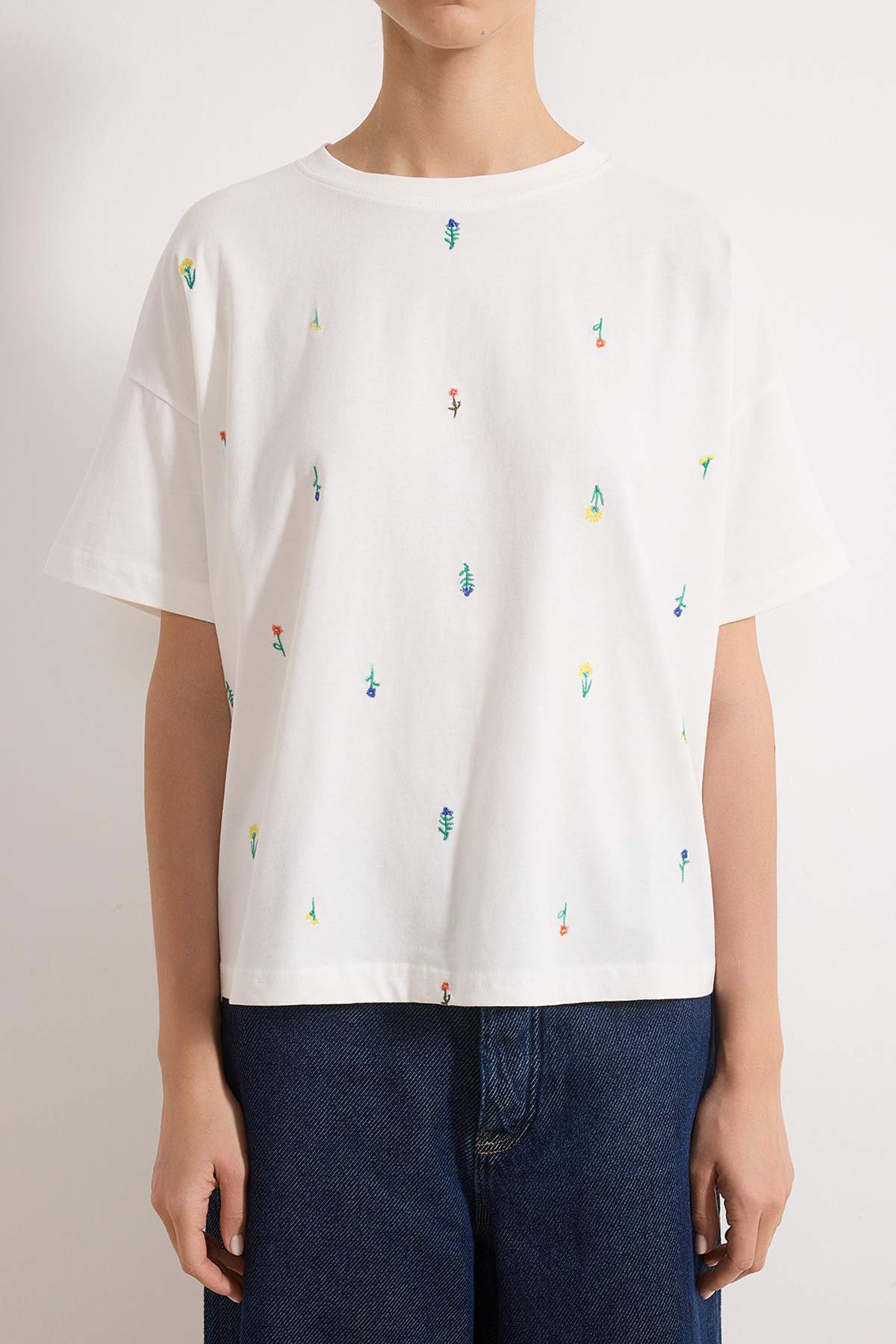 Trendyolmilla  Ekru Regular/Normal Kalıp Düşük Kol Kısa Kollu Nakışlı Tok %100 Pamuk Örme Bluz TWOSS26TS00001 - Görsel 4