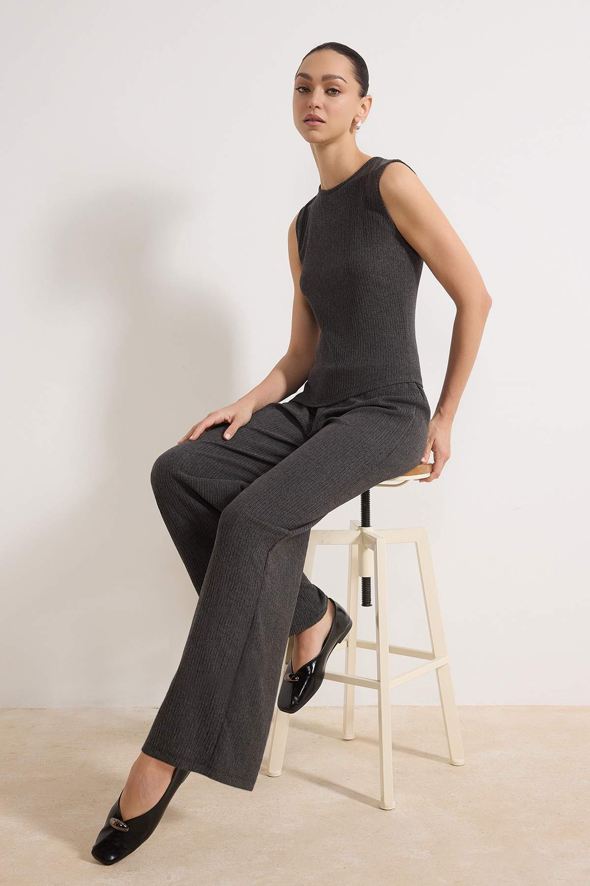 Trendyolmilla  Antrasit Fitted/Vücuda Oturan Asimetrik Geniş Paça Dokulu Örme Alt-Üst Takım TWOSS26AU00004 - Görsel 2