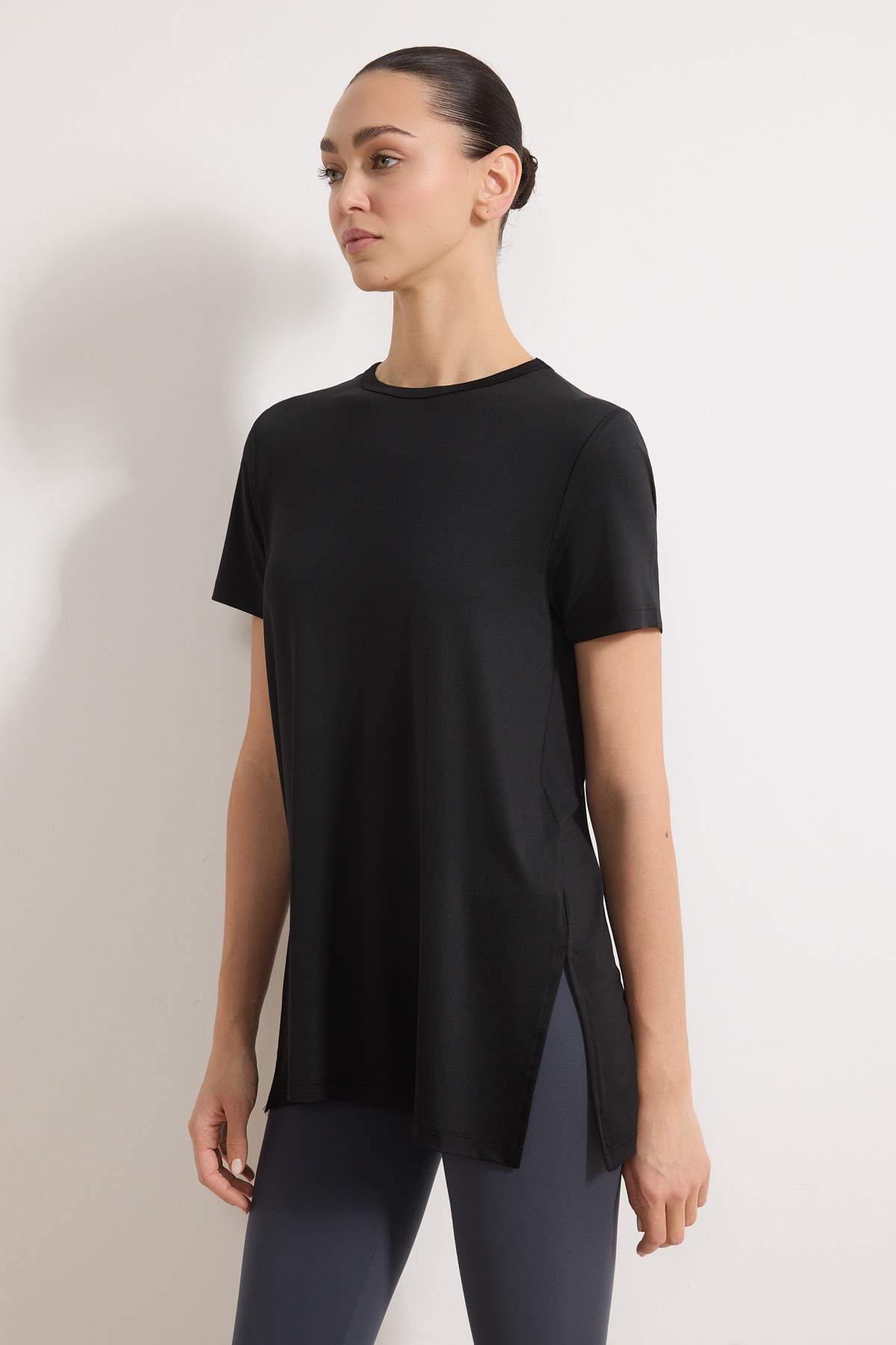 Trendyolmilla  Siyah Micro Kumaş Yırtmaç Detaylı Örme Spor T-Shirt THMSS26TS00002 - Görsel 2