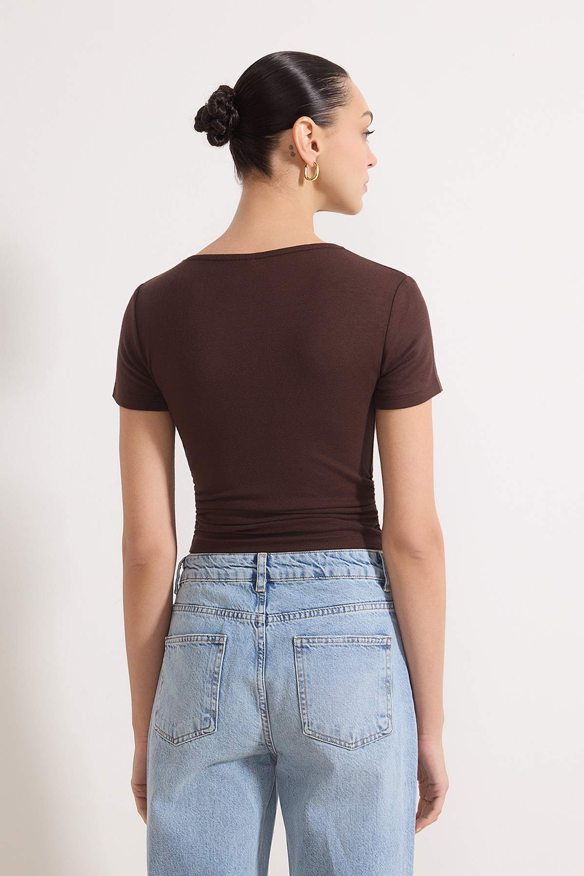 Trendyolmilla  Kahverengi Büzgü/Drape Detaylı Fitted Örme Bluz TWOSS25BZ00505 - Görsel 4