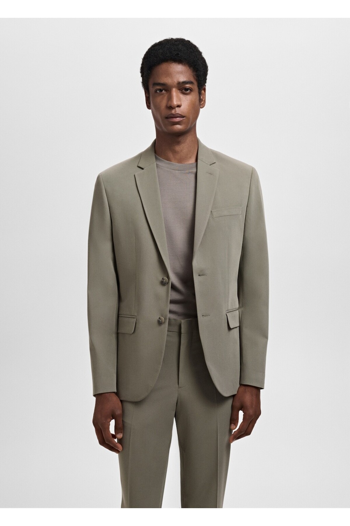 مانگو ژاکت بلیزر فوق العاده باریک و خوش فرم، ساخته شده از پارچه کشی.