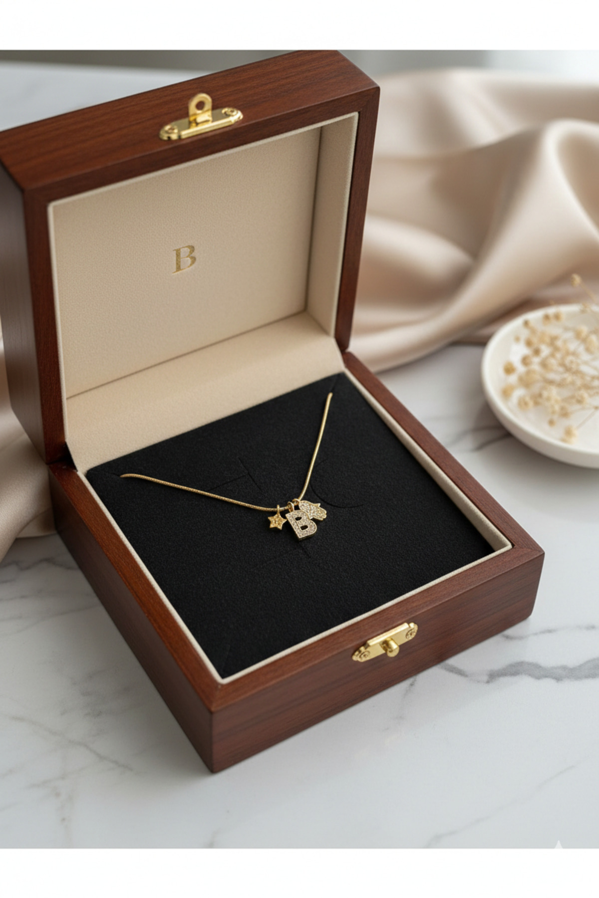 Hamsa Figürlü Yıldız ve Harf Charm Çelik Zincirli Gold Kadın Kolye (40 cm) – Sevgililer Günü Özel - Detay Görseli 4