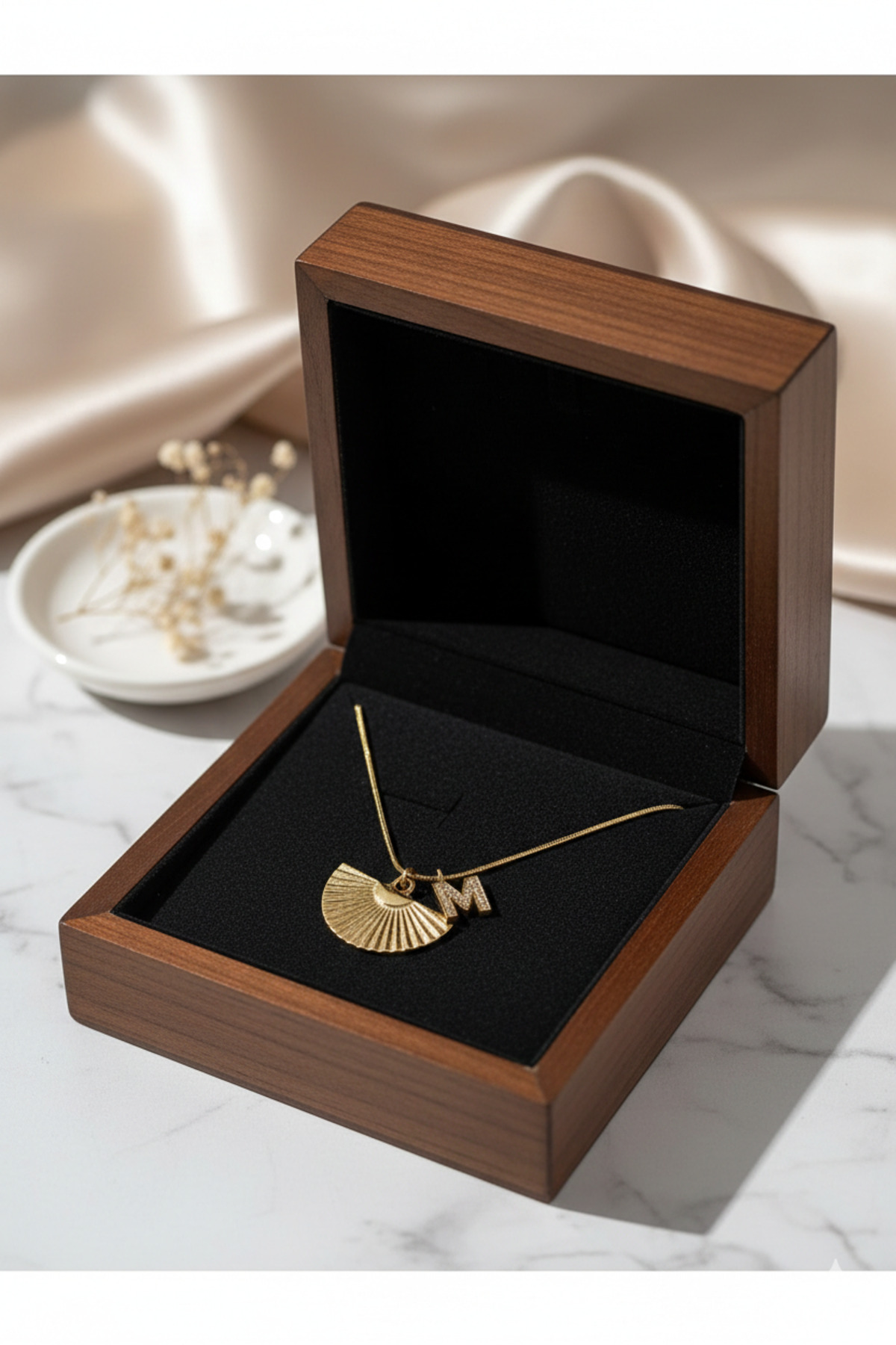 Yelpaze ve Harf Charm Çelik Zincirli Gold Kadın Kolye (40 cm) – Sevgililer Günü Özel - Detay Görseli 4