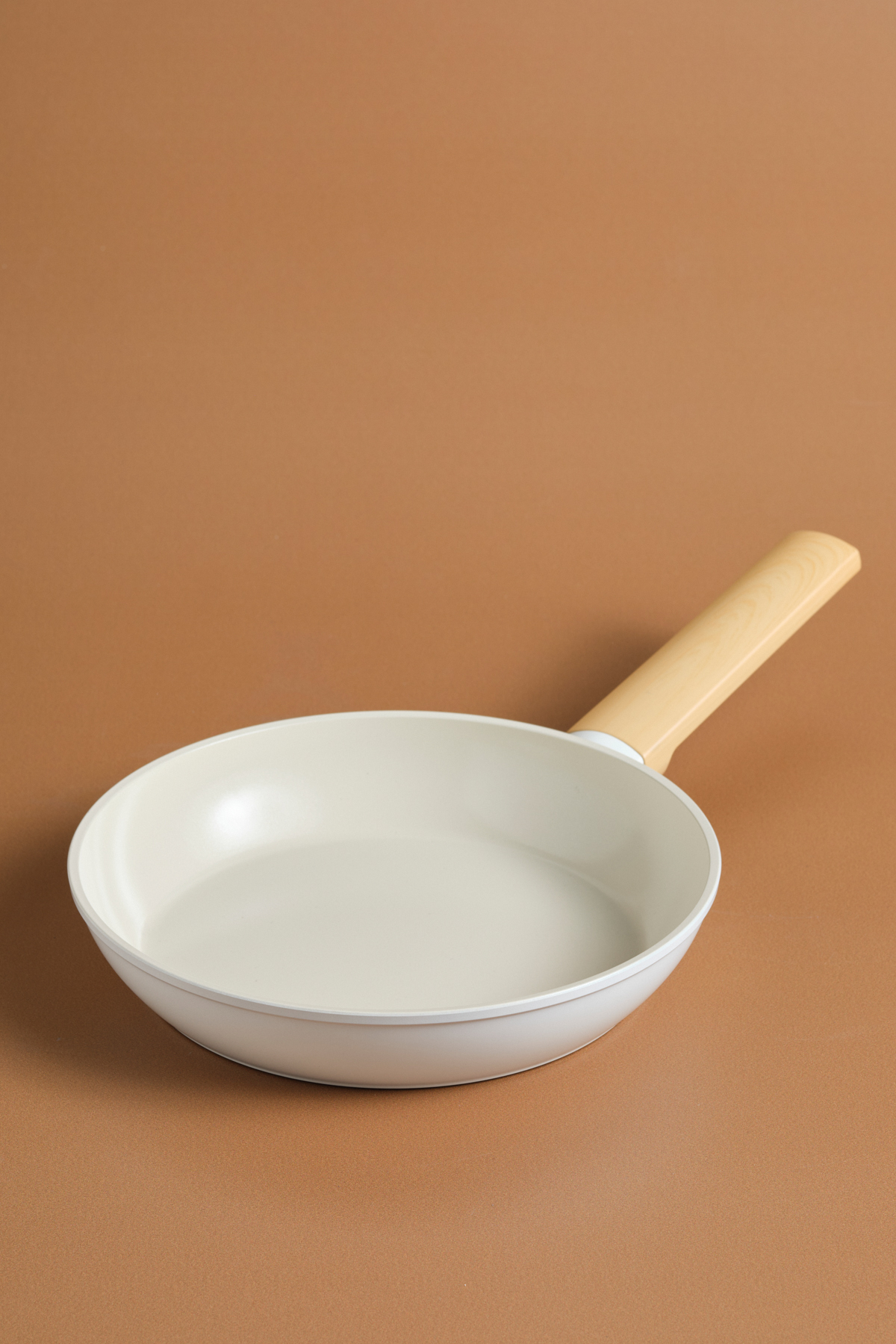 Karaca x Refika Swiss Crystal Almond Cream Tigaie antiaderentă cu bază de ind...