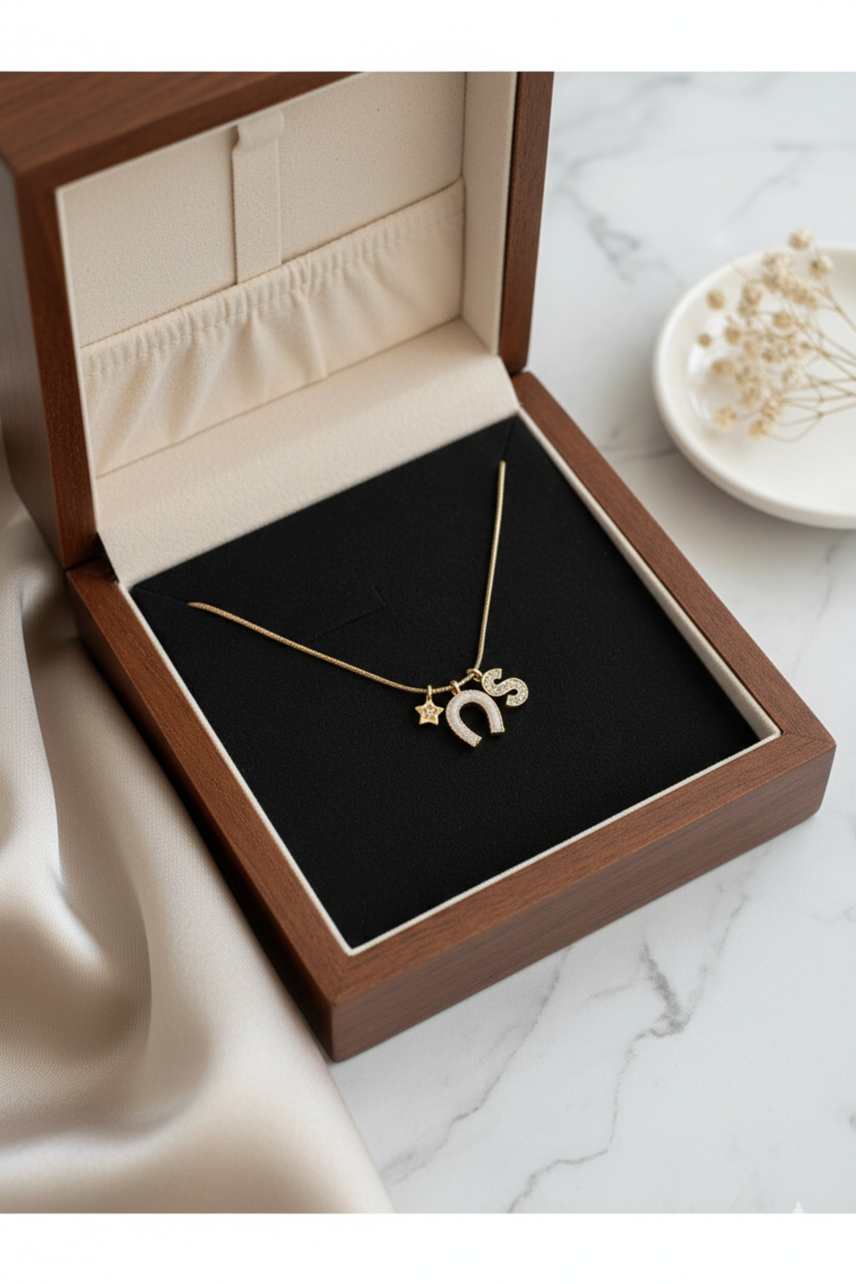 Nal Figürlü Yıldız ve Harf Charm Çelik Zincirli Gold Kadın Kolye (40 cm) – Sevgililer Günü Özel - Detay Görseli 4