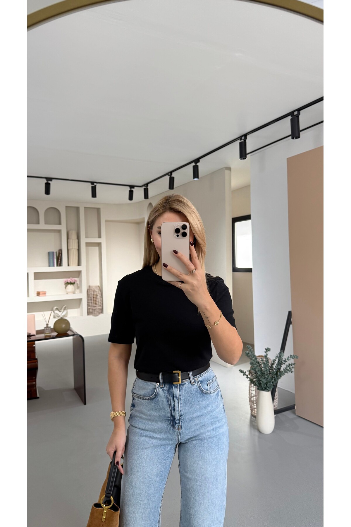 Sezgi Tekin Premium serija pamučne crne osnovne majice sa okruglim izrezom